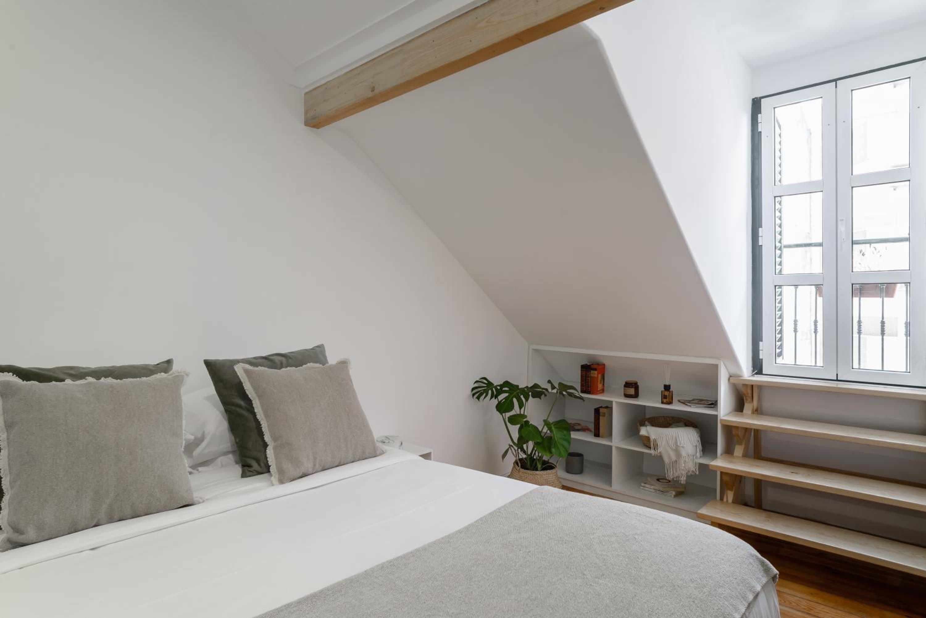 Authentic Graça - Cozy Flat with Local Soul view 3