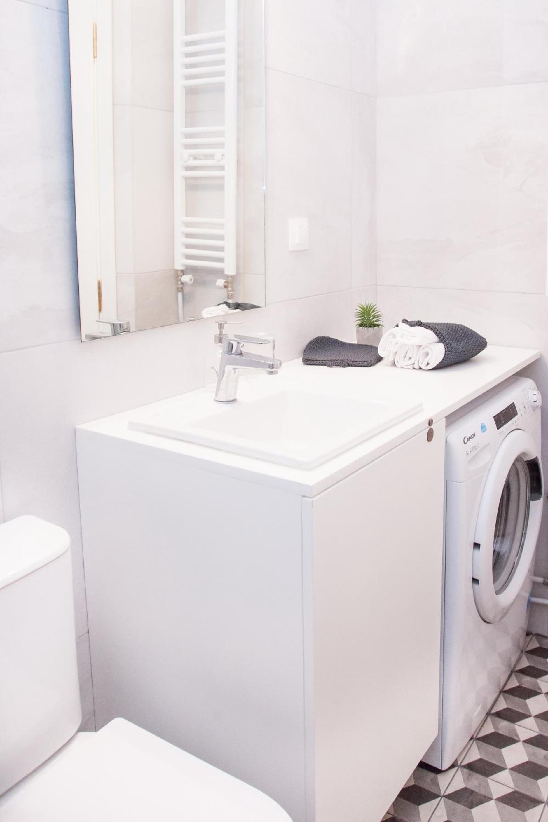 Fully Renovated, Modern Beauty In Central Athens!