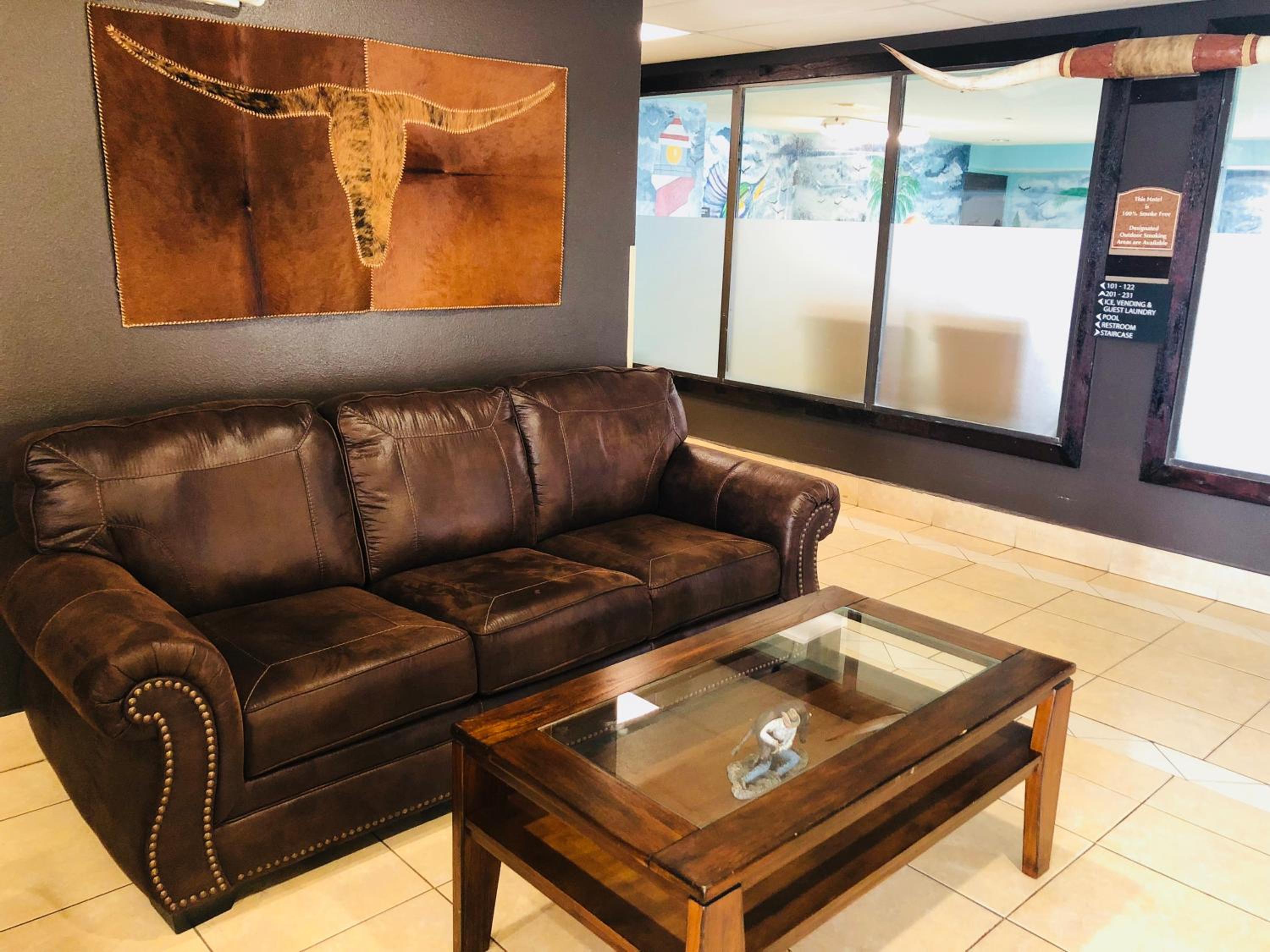 Victoria Vacations - Super 8 by Wyndham Victoria/North/Mall Area - Property Image 5