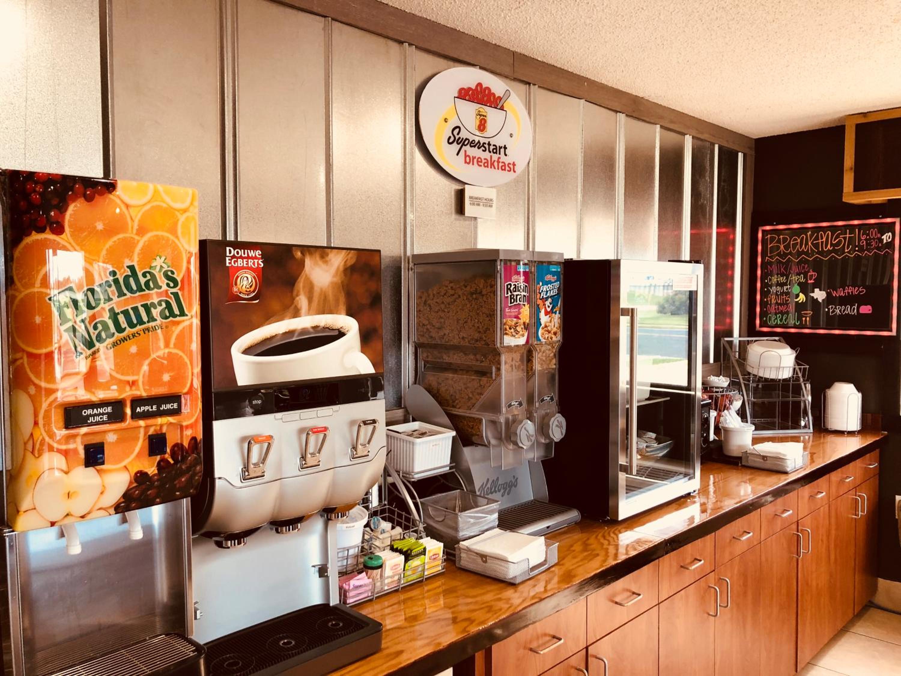 Victoria Vacations - Super 8 by Wyndham Victoria/North/Mall Area - Property Image 3