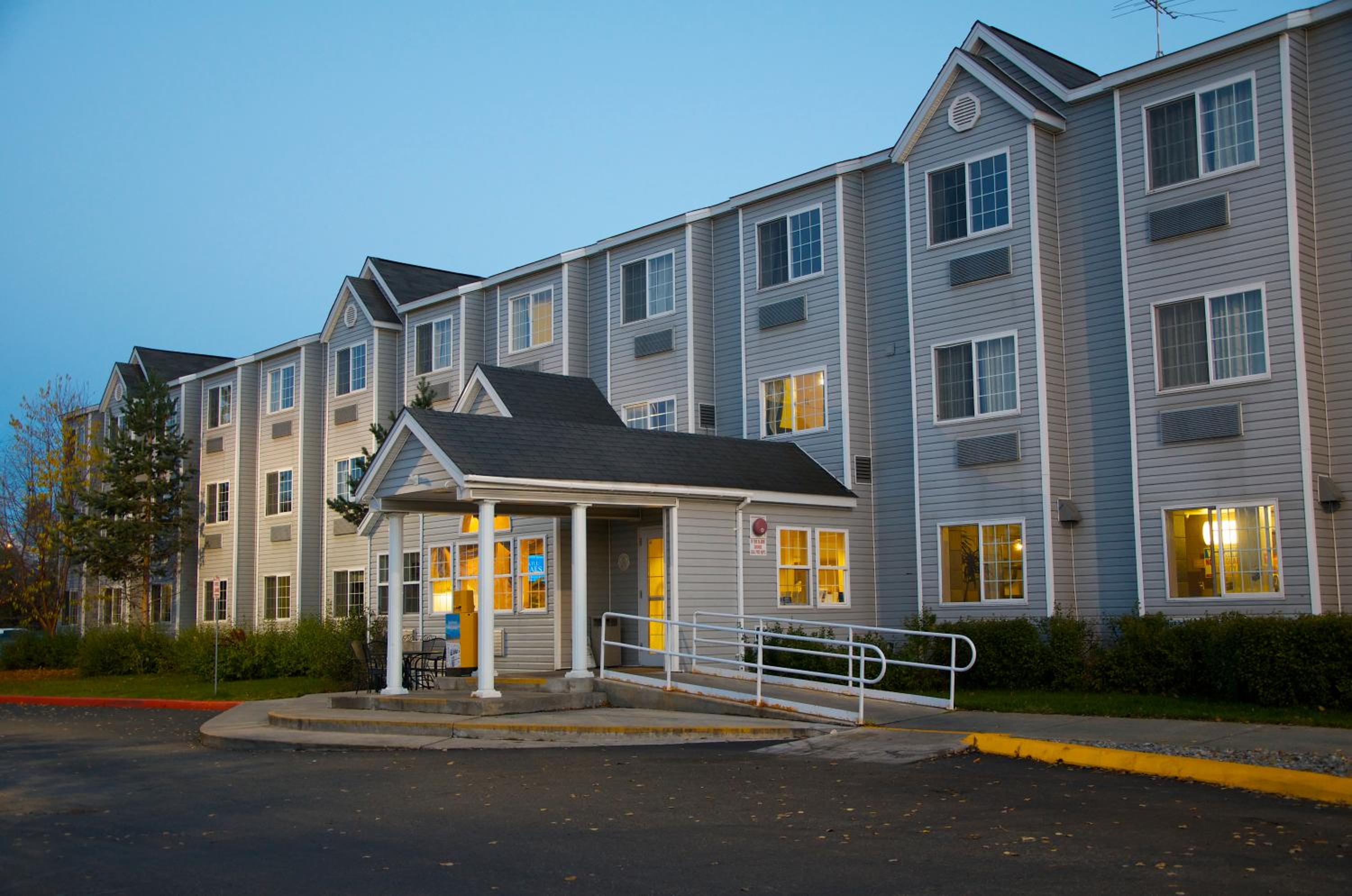Hotel Baymont Inn & Suites by Wyndham Anchorage Airport - Image 1