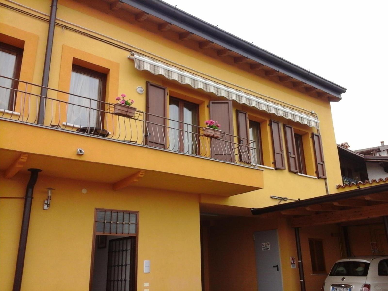 CASA DEL SOLE APPARTAMENTO N° 2 WHITE AND GOLD ROOM view 2