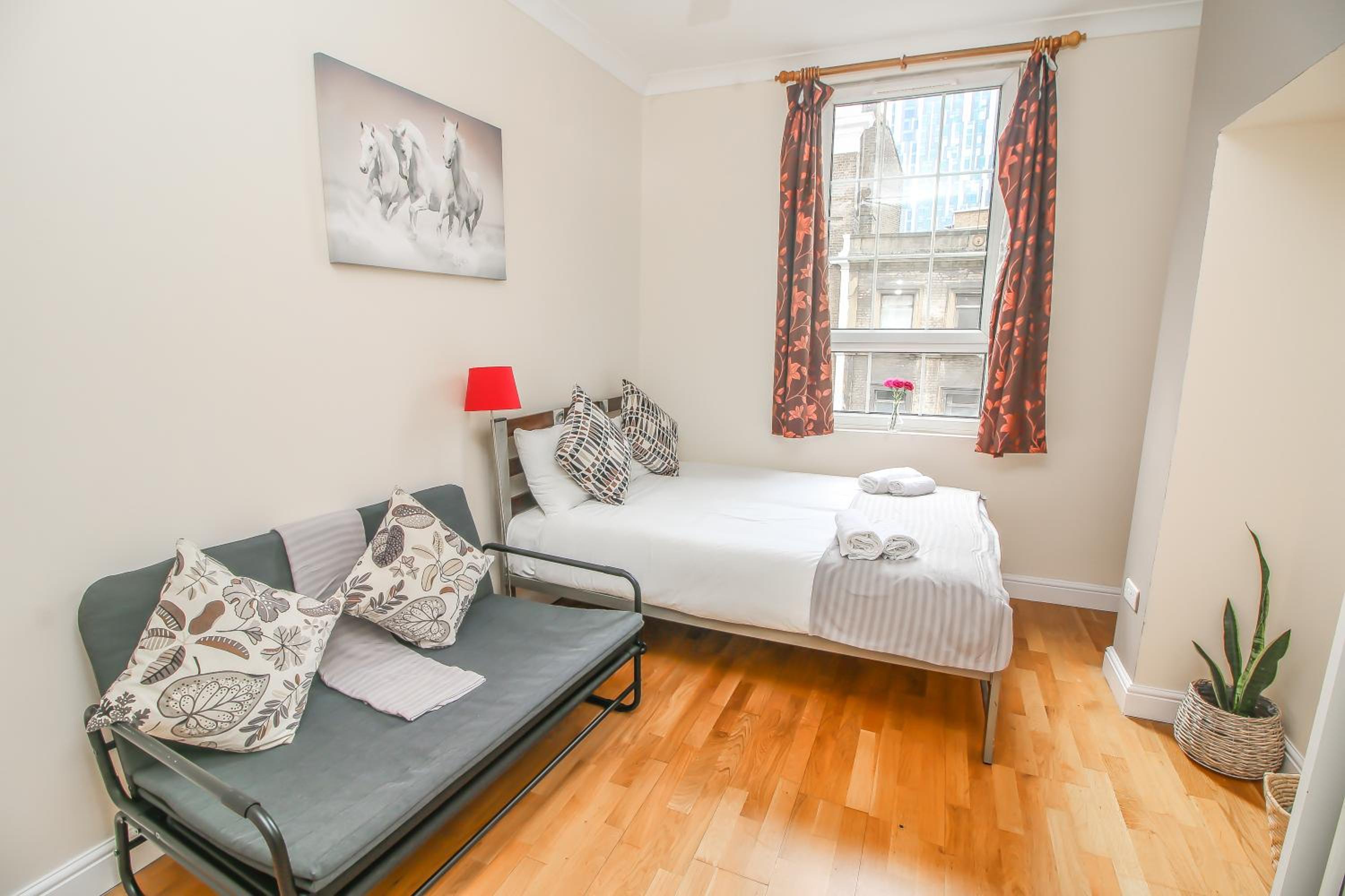 City view flat @ Liverpool st.