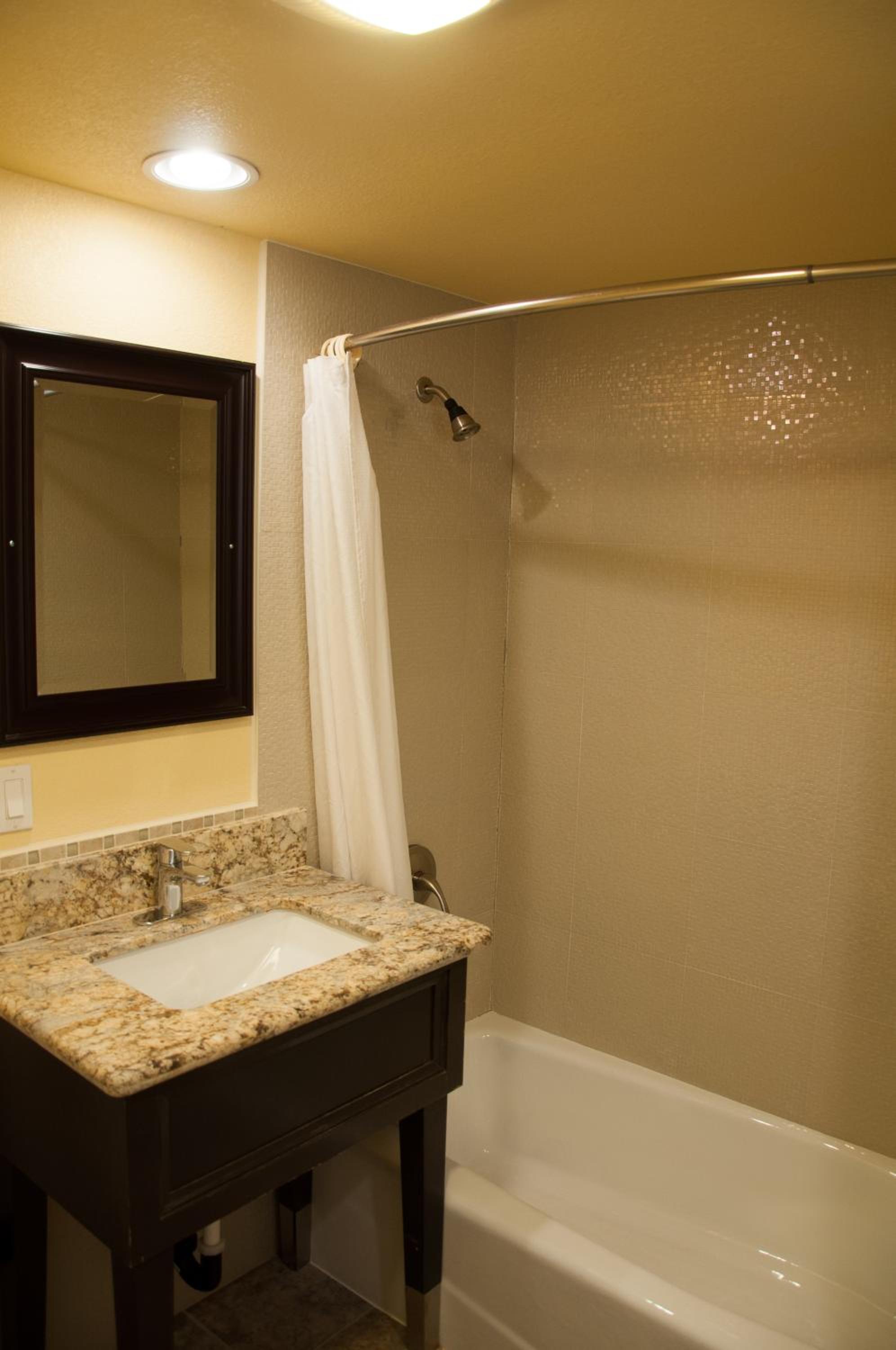 Ventura Vacations - Bayshore Inn Ventura - Property Image 1