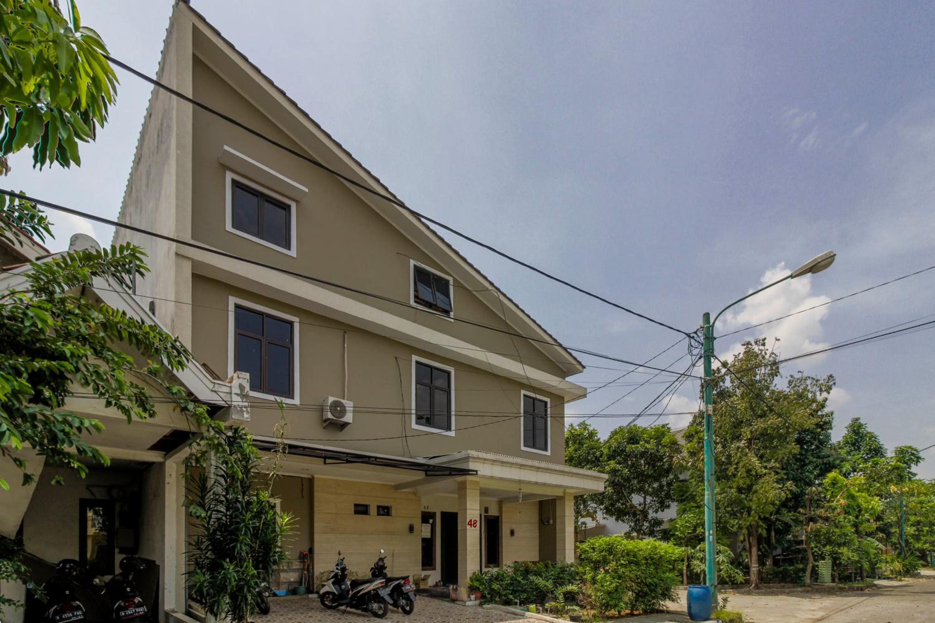 RedDoorz Plus near Lippo Cikarang Mall