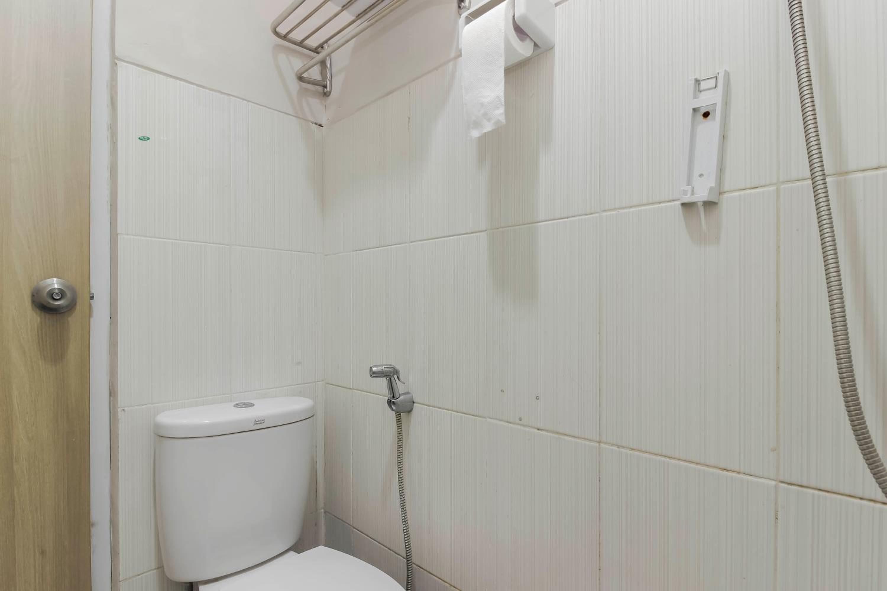 RedDoorz Plus near Lippo Cikarang Mall