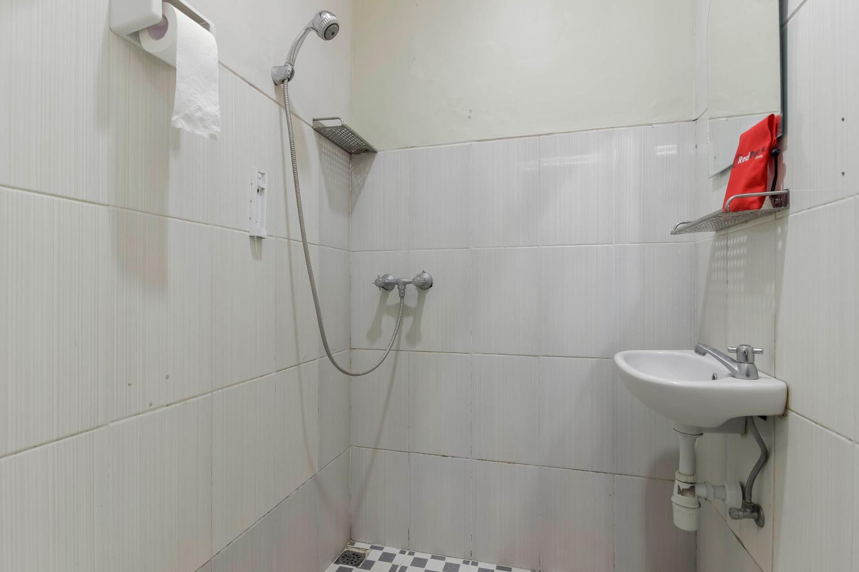 RedDoorz Plus near Lippo Cikarang Mall