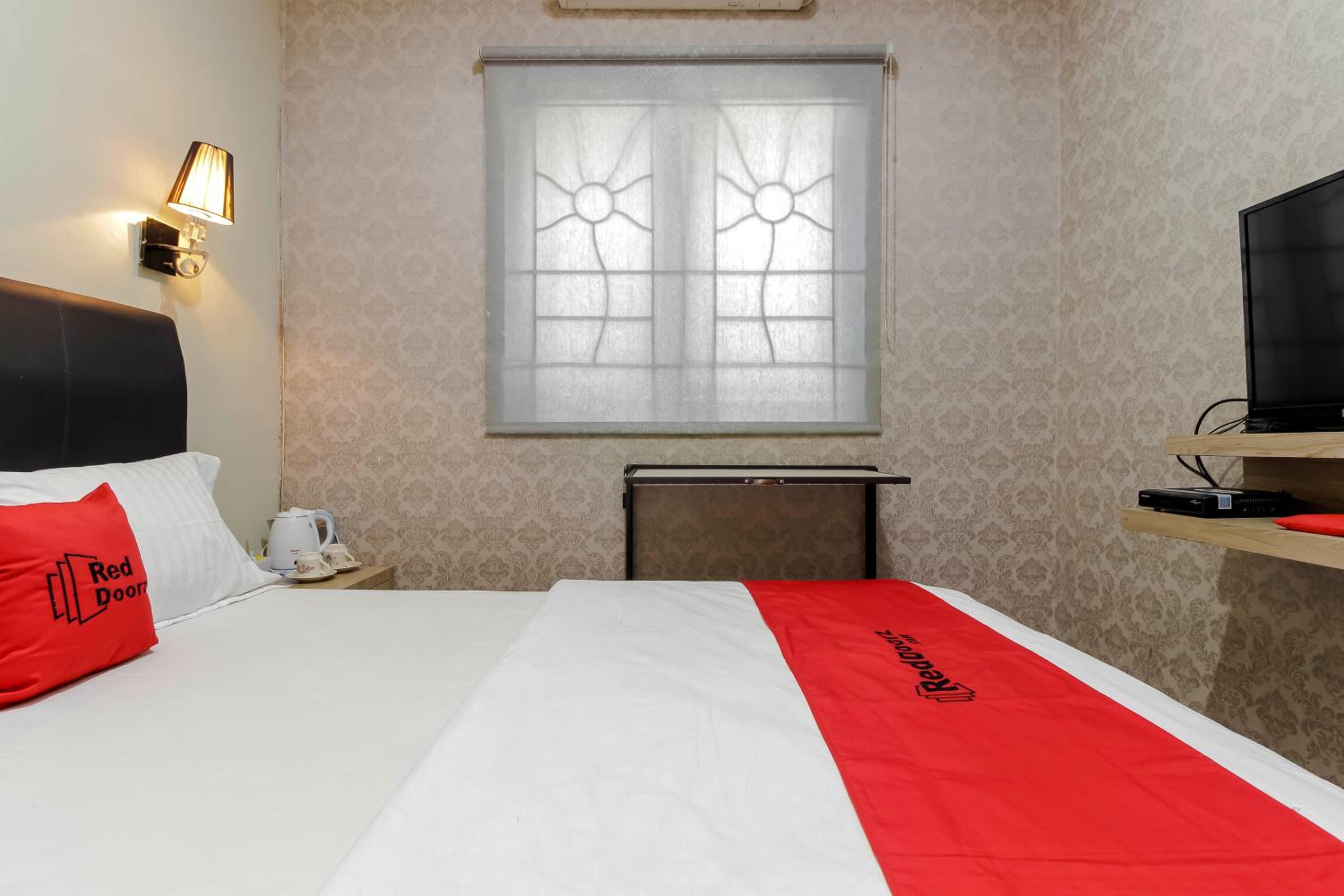 RedDoorz Plus near Lippo Cikarang Mall