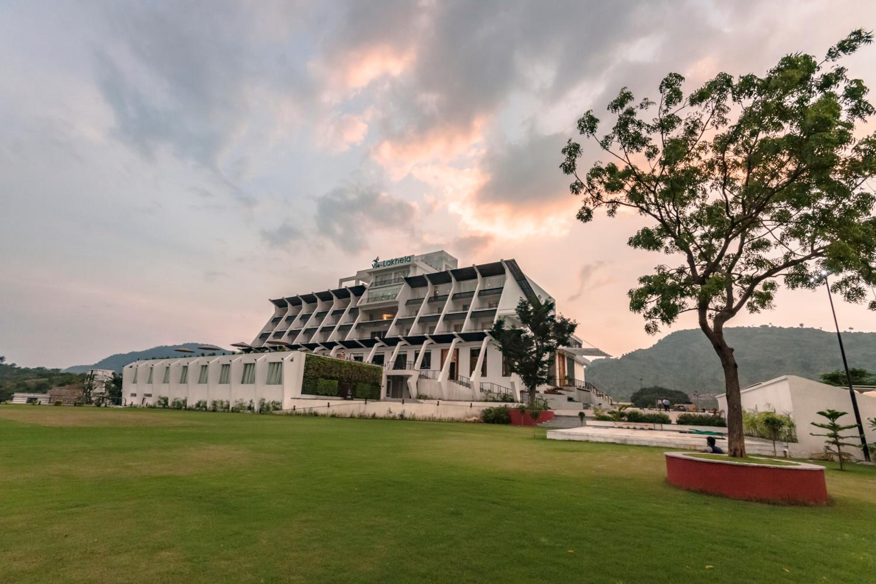 Via Lakhela Lakeview Resort & Spa
