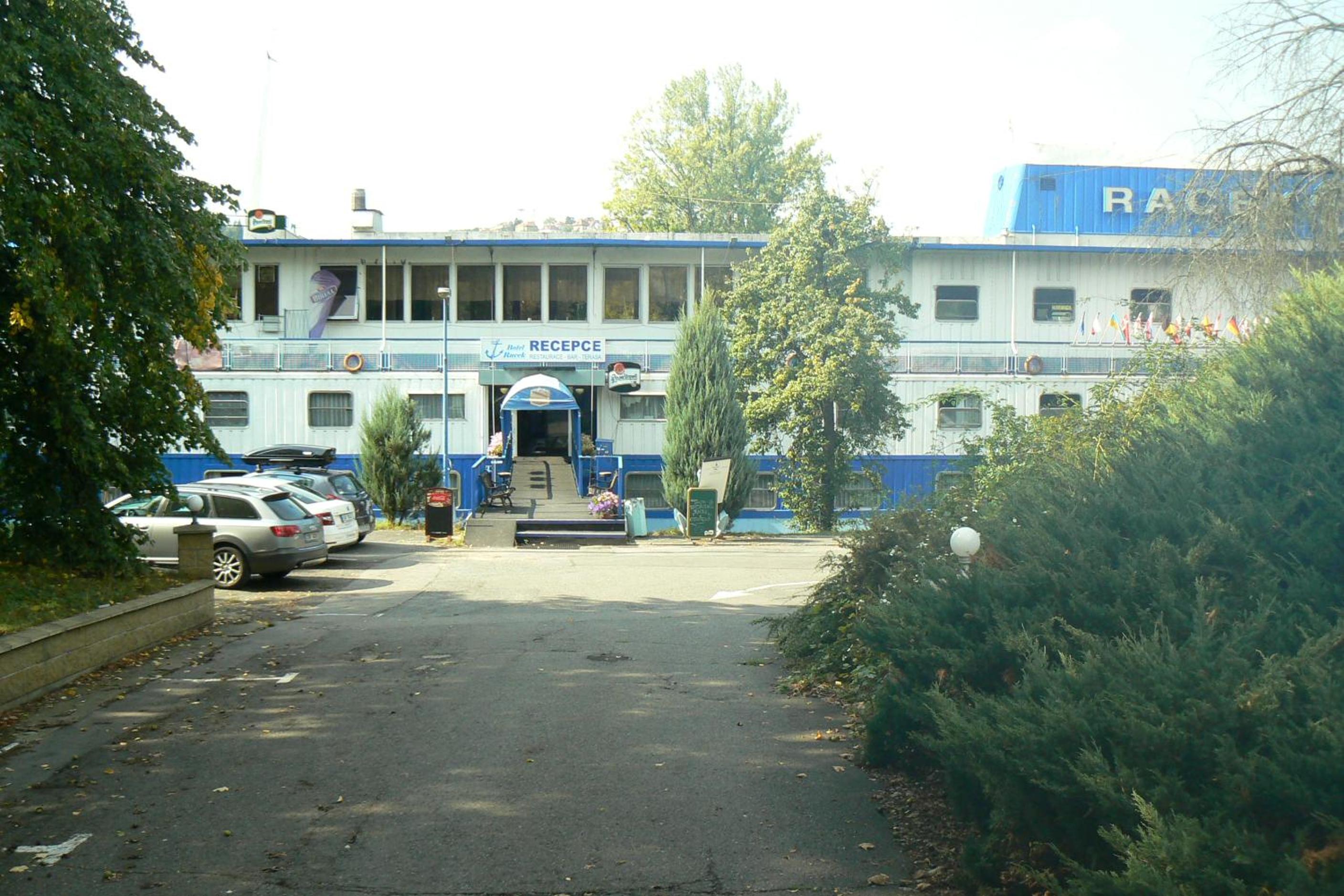 Botel Racek
