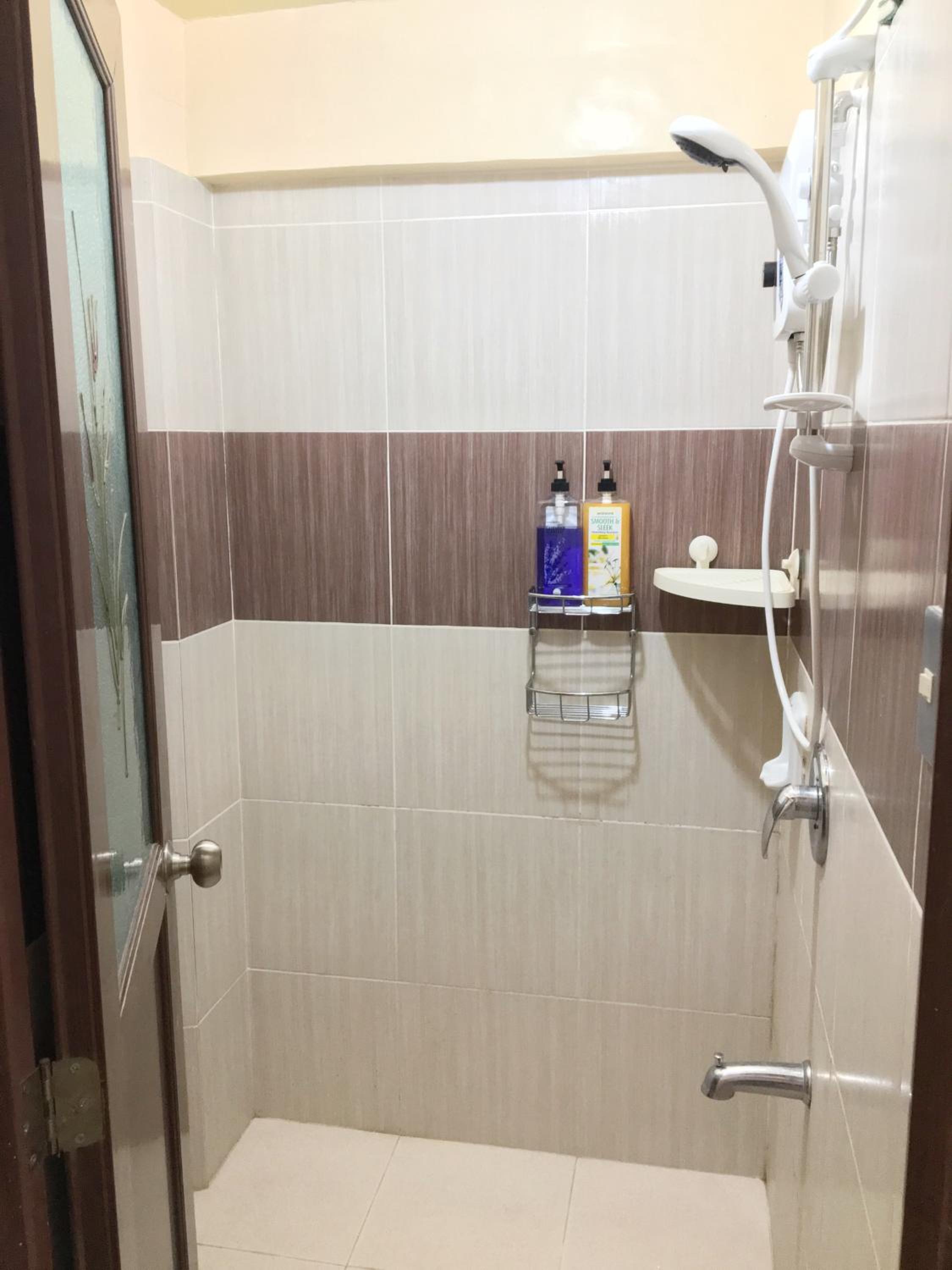 Fully AC 3BR House for 8pax near Airport and SM with 100mbps Wifi view 3
