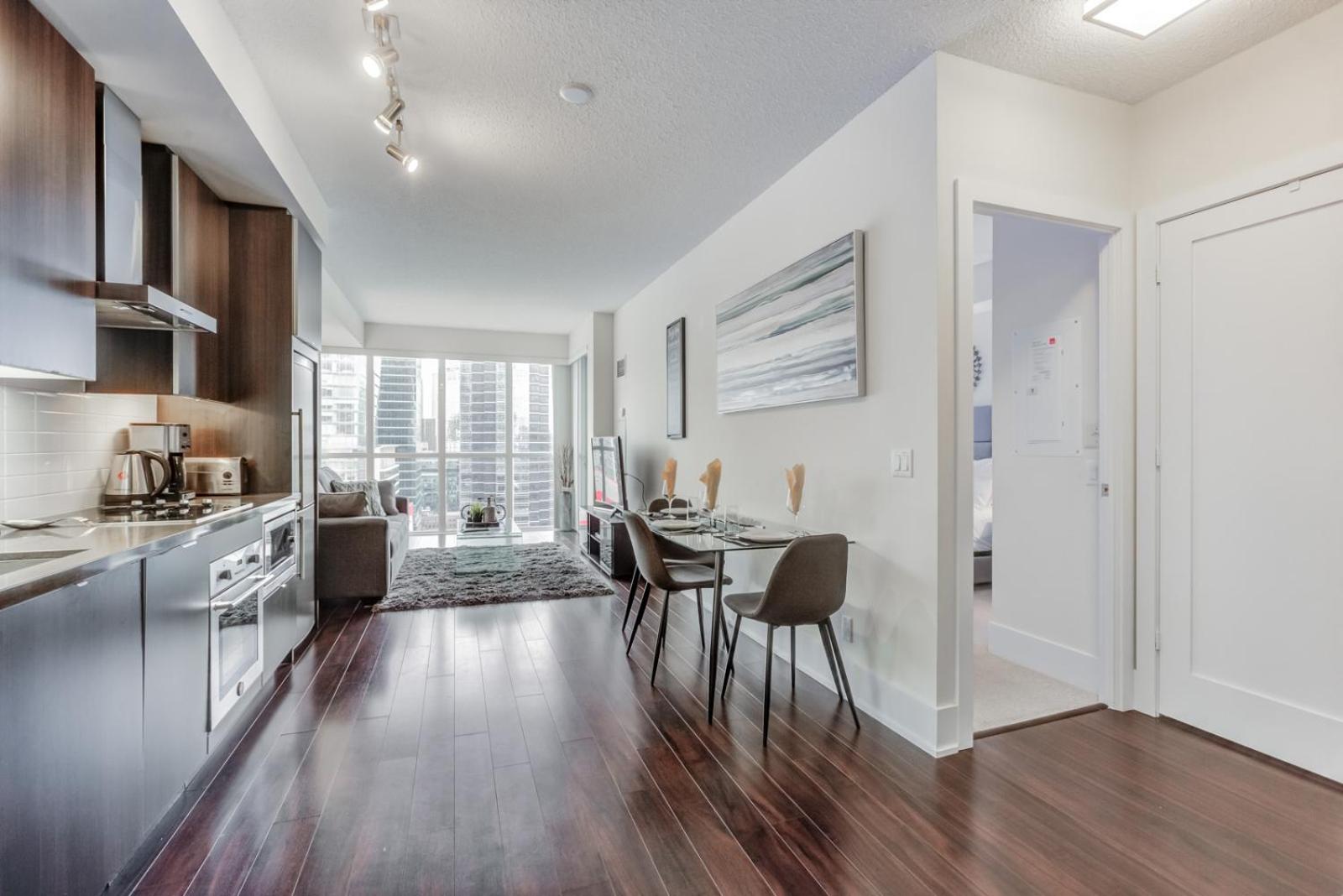 Chol Furnished Suites 2 Bedrooms Downtown Toronto Million Dollar CN Tower View MTCC Rogers Centre Blue Jays TIFF Free Parking