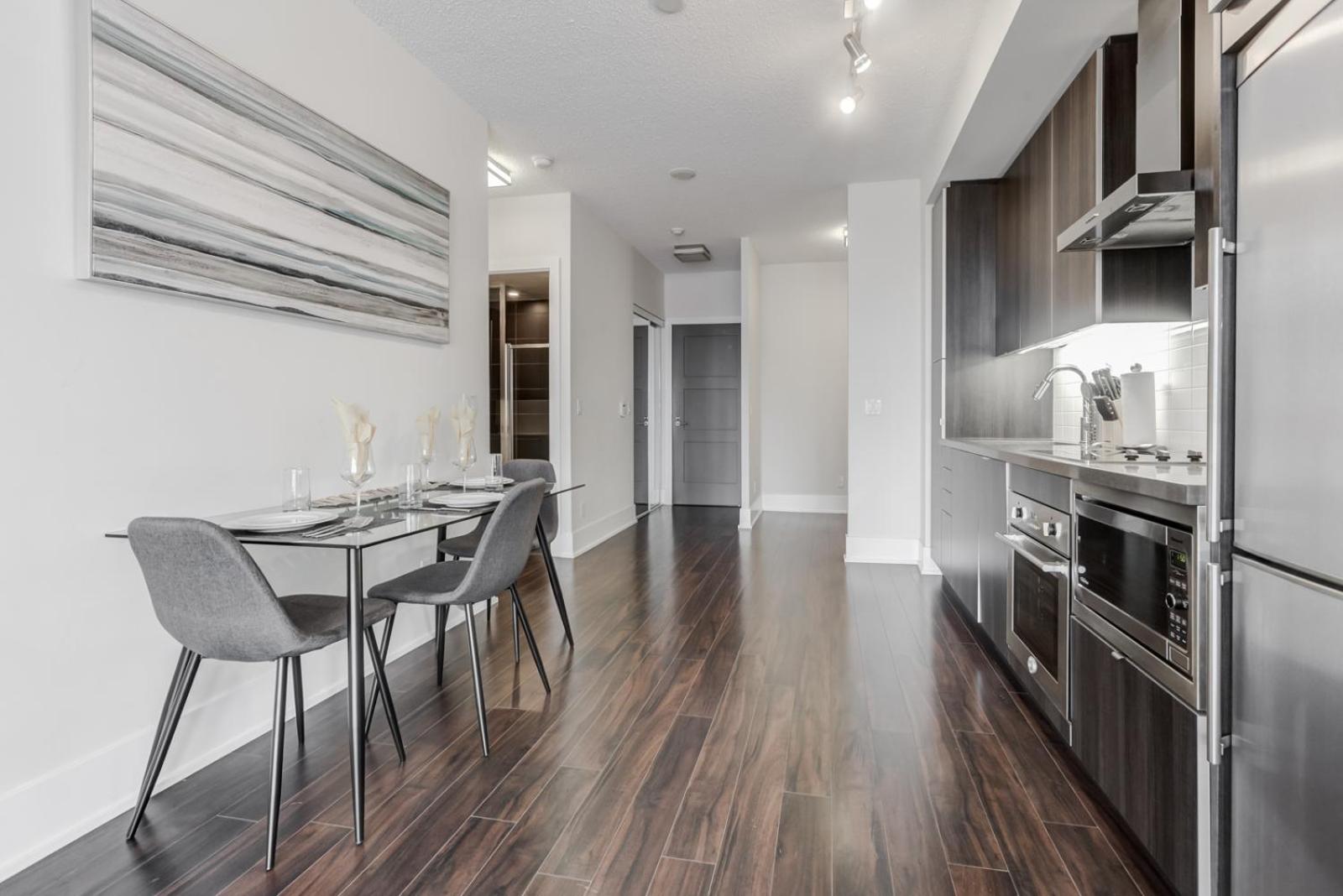 Chol Furnished Suites 2 Bedrooms Downtown Toronto Million Dollar CN Tower View MTCC Rogers Centre Blue Jays TIFF Free Parking