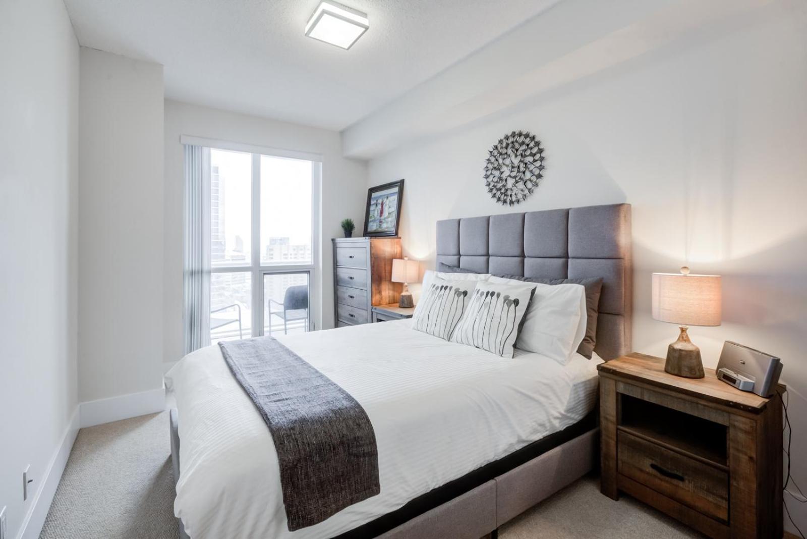 Chol Suites Chic 2bed Downtown Toronto Condo Unobstructed CN Tower View MTCC Rogers Centre Blue Jays Free Parking - Image 3