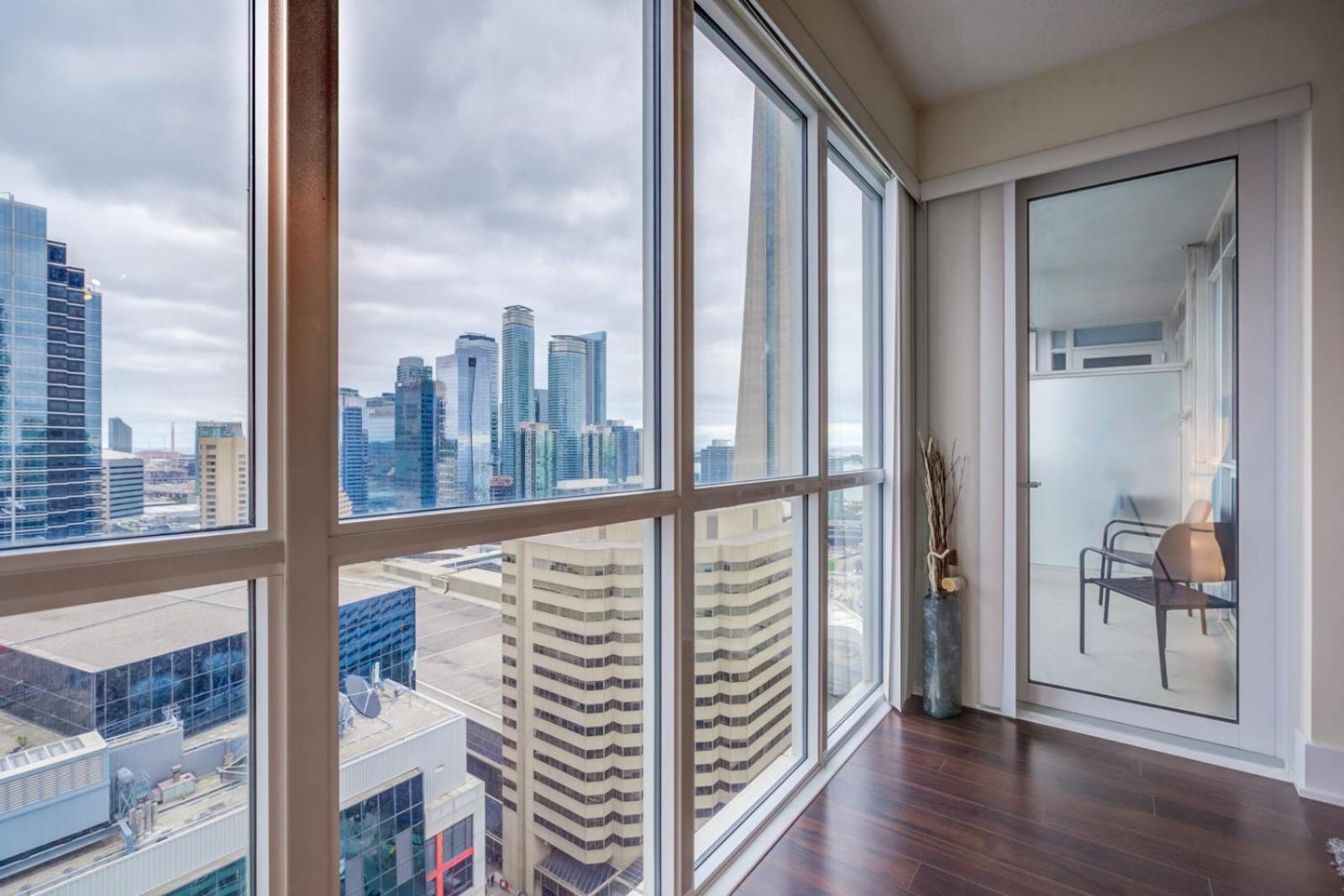 Chol Furnished Suites 2 Bedrooms Downtown Toronto Million Dollar CN Tower View MTCC Rogers Centre Blue Jays TIFF Free Parking