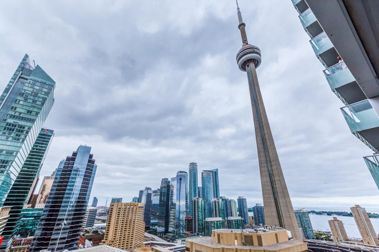 Chol Suites Chic 2bed Downtown Toronto Condo Unobstructed CN Tower View MTCC Rogers Centre Blue Jays Free Parking - Image 2