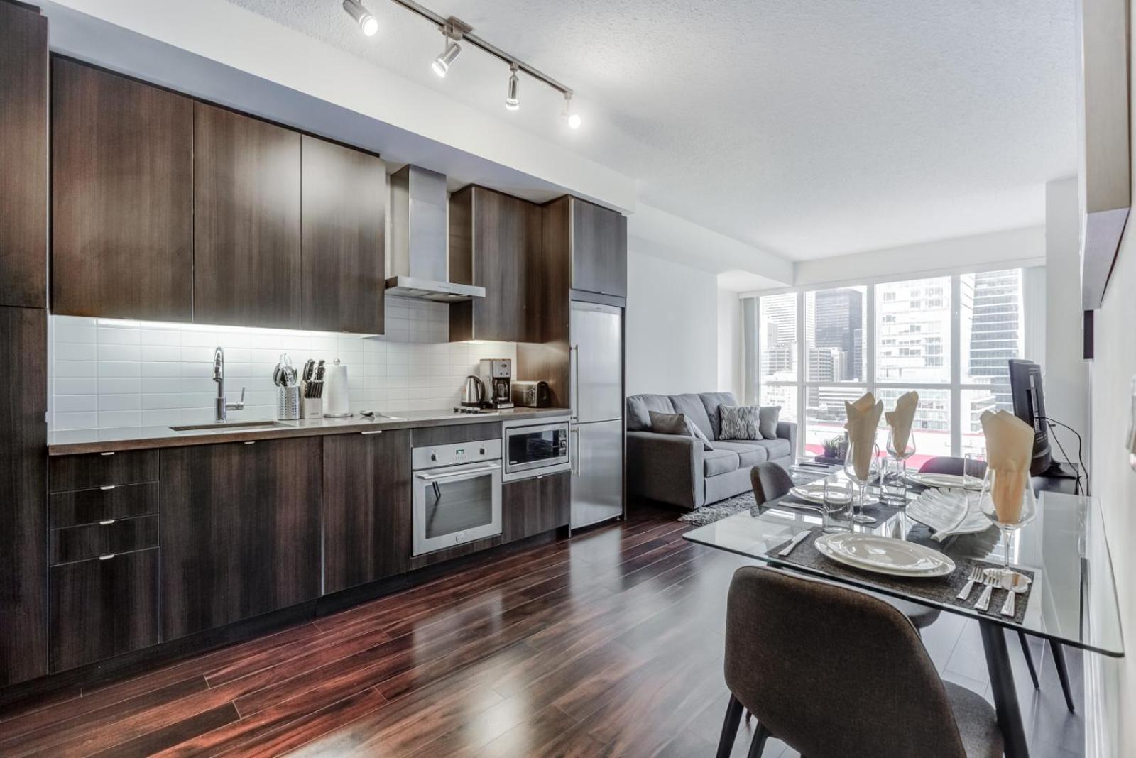 Chol Furnished Suites 2 Bedrooms Downtown Toronto Million Dollar CN Tower View MTCC Rogers Centre Blue Jays TIFF Free Parking