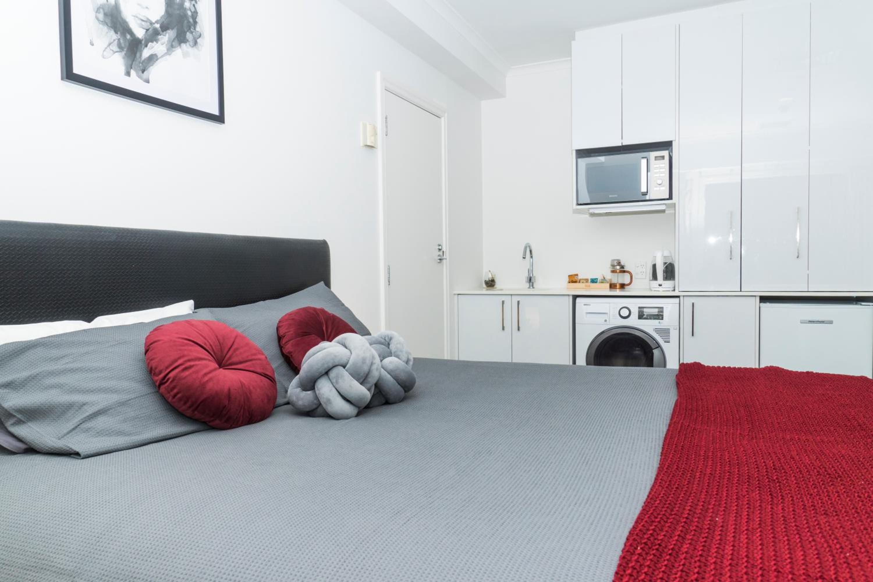 Cozy Room with King Bed, Gym and Pool Zodiak Stays photo 5