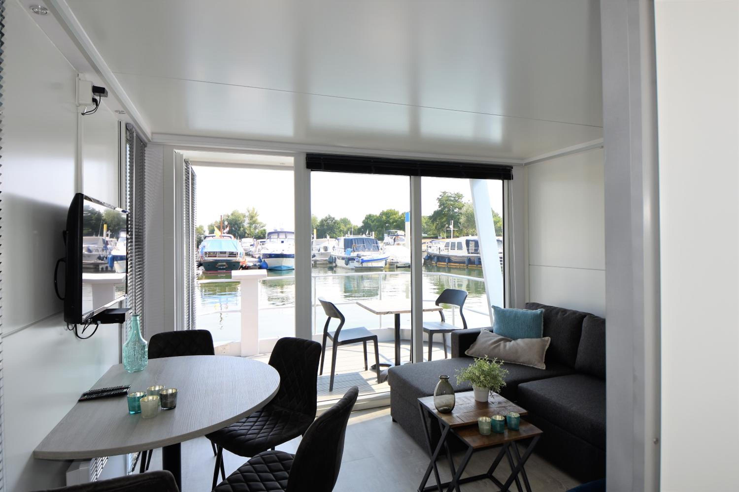 Cosy floating boatlodge Athene view 2