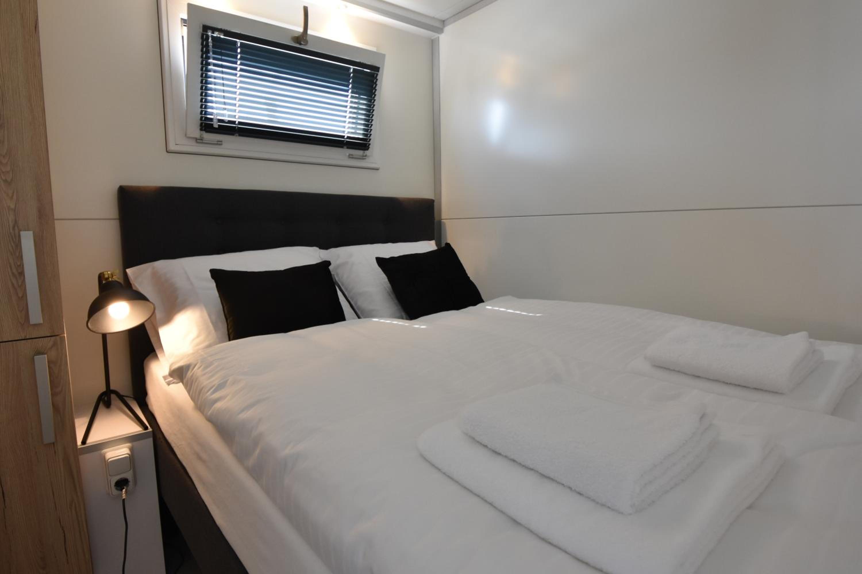 Cosy floating boatlodge Athene view 5