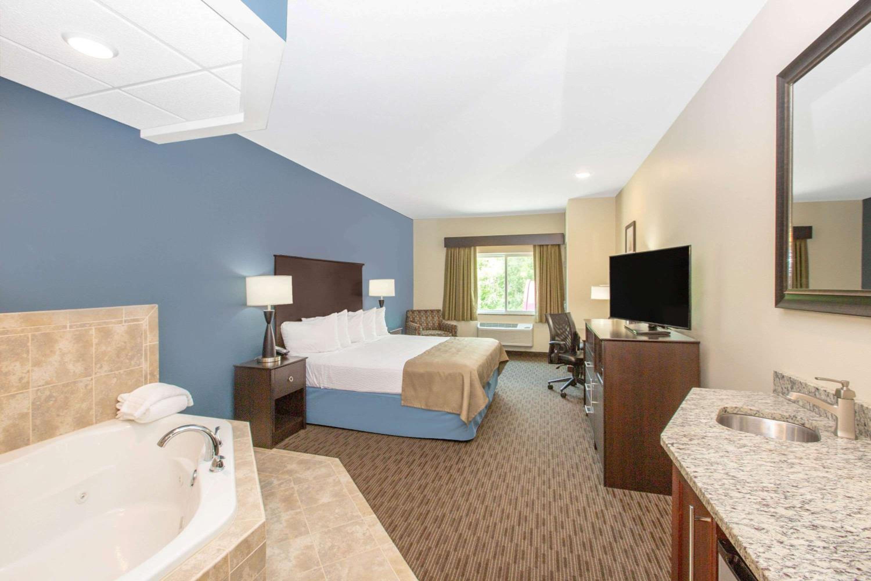 AmericInn by Wyndham Humboldt
