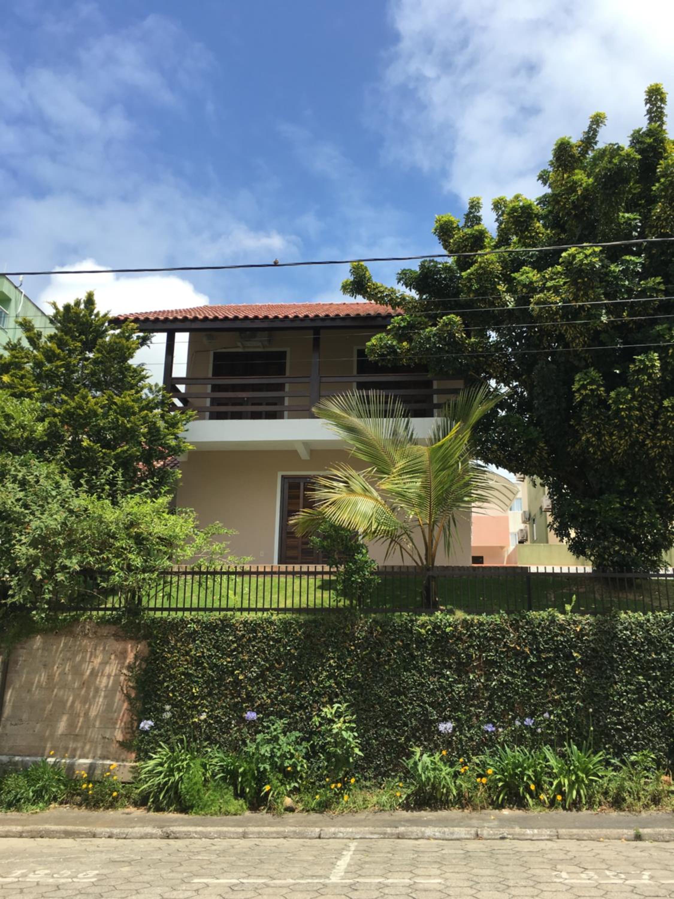 Excelente Casa em Bombas