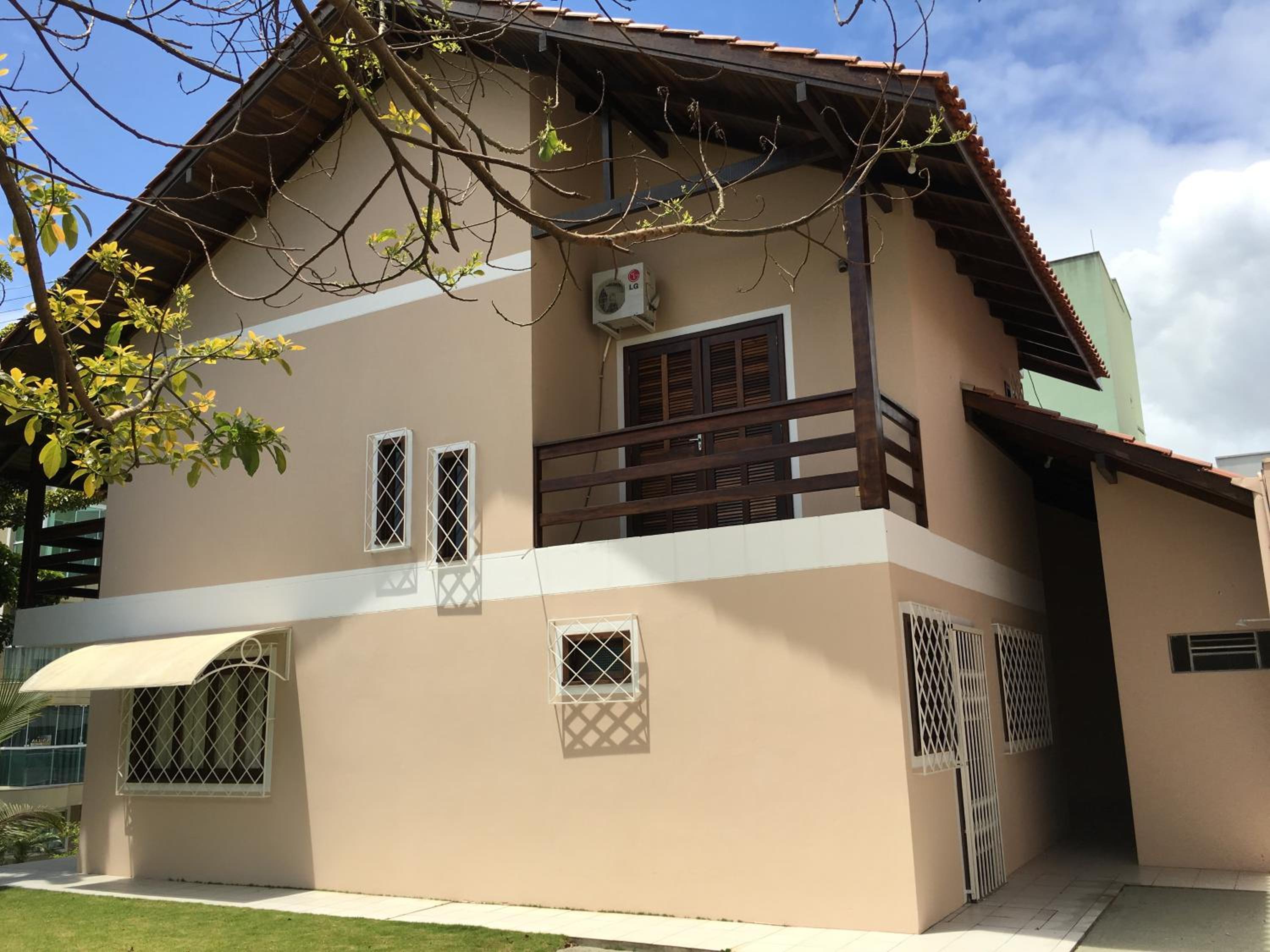 Excelente Casa em Bombas