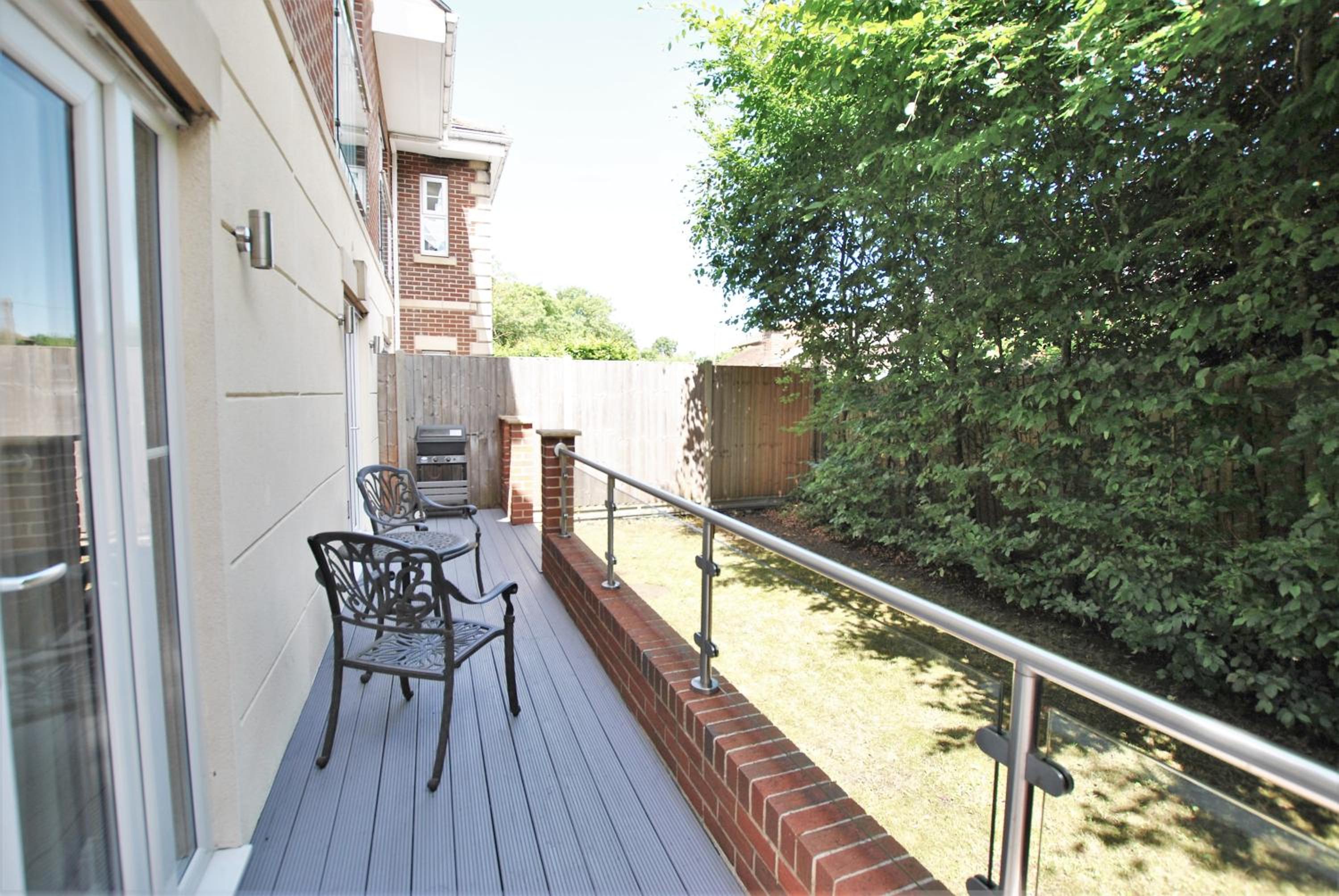 Spacious 2-Bedroom Apartment with Parking in Windsor 4LA by Accommodation Windsor