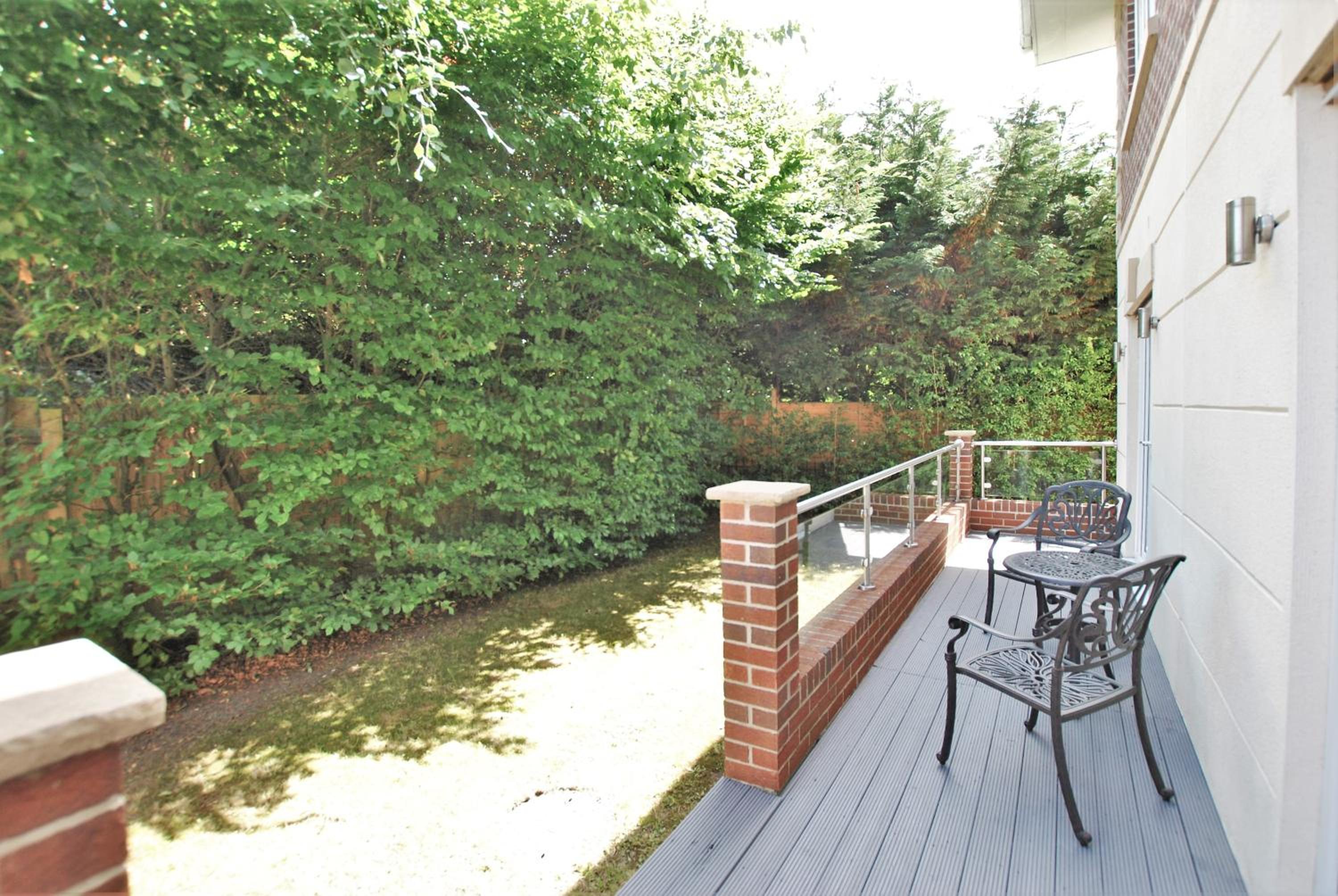 Spacious 2-Bedroom Apartment with Parking in Windsor 4LA by Accommodation Windsor
