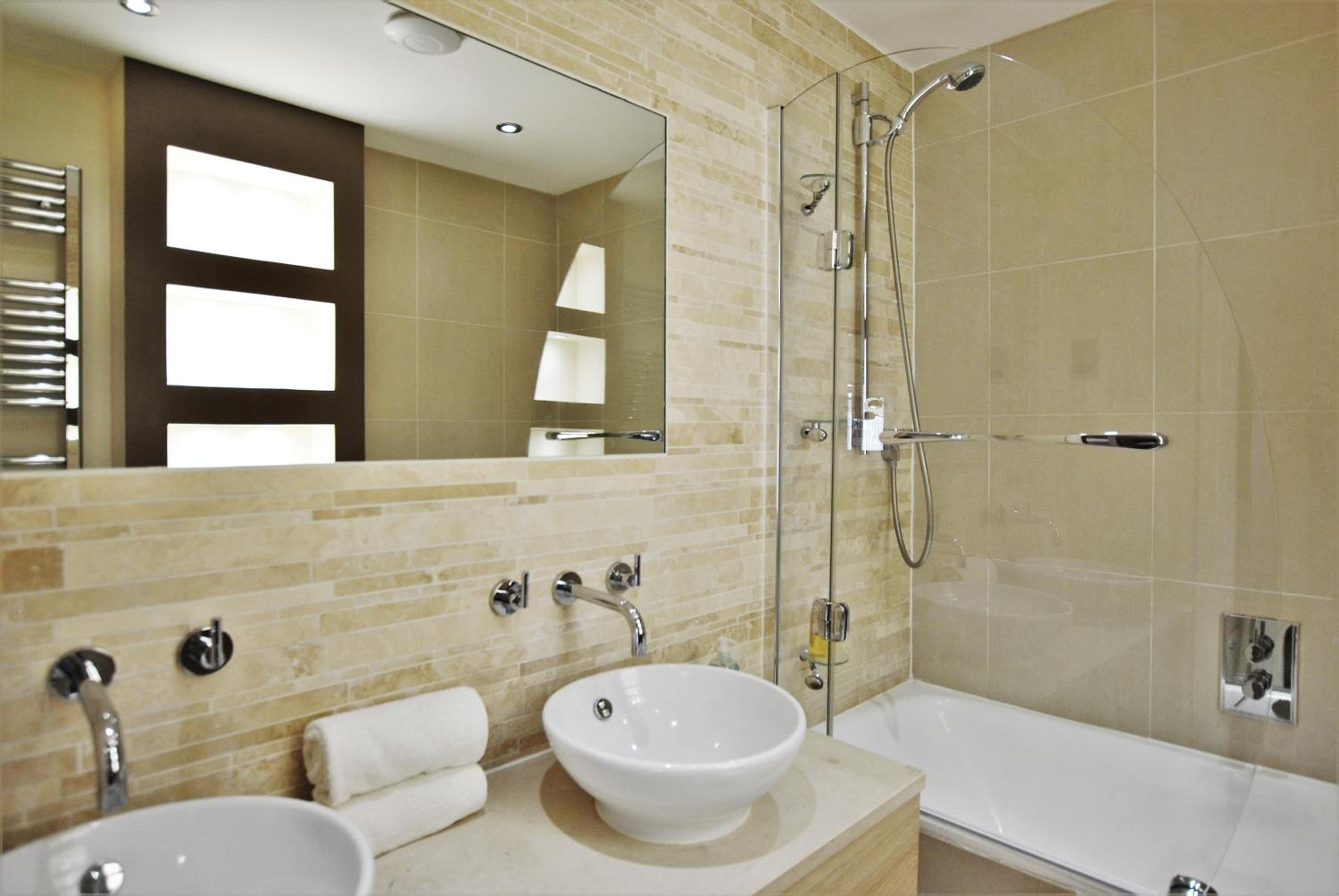 Spacious 2-Bedroom Apartment with Parking in Windsor 4LA by Accommodation Windsor