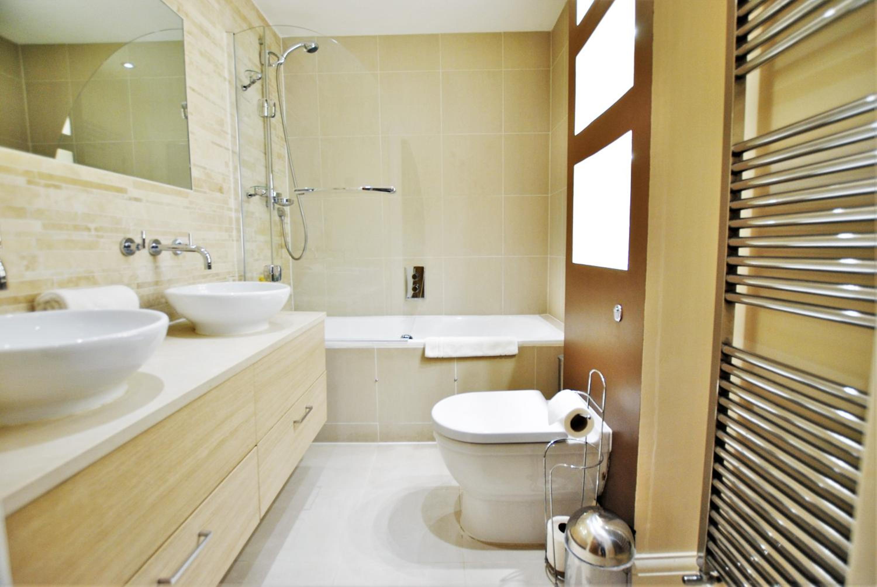 Spacious 2-Bedroom Apartment with Parking in Windsor 4LA by Accommodation Windsor