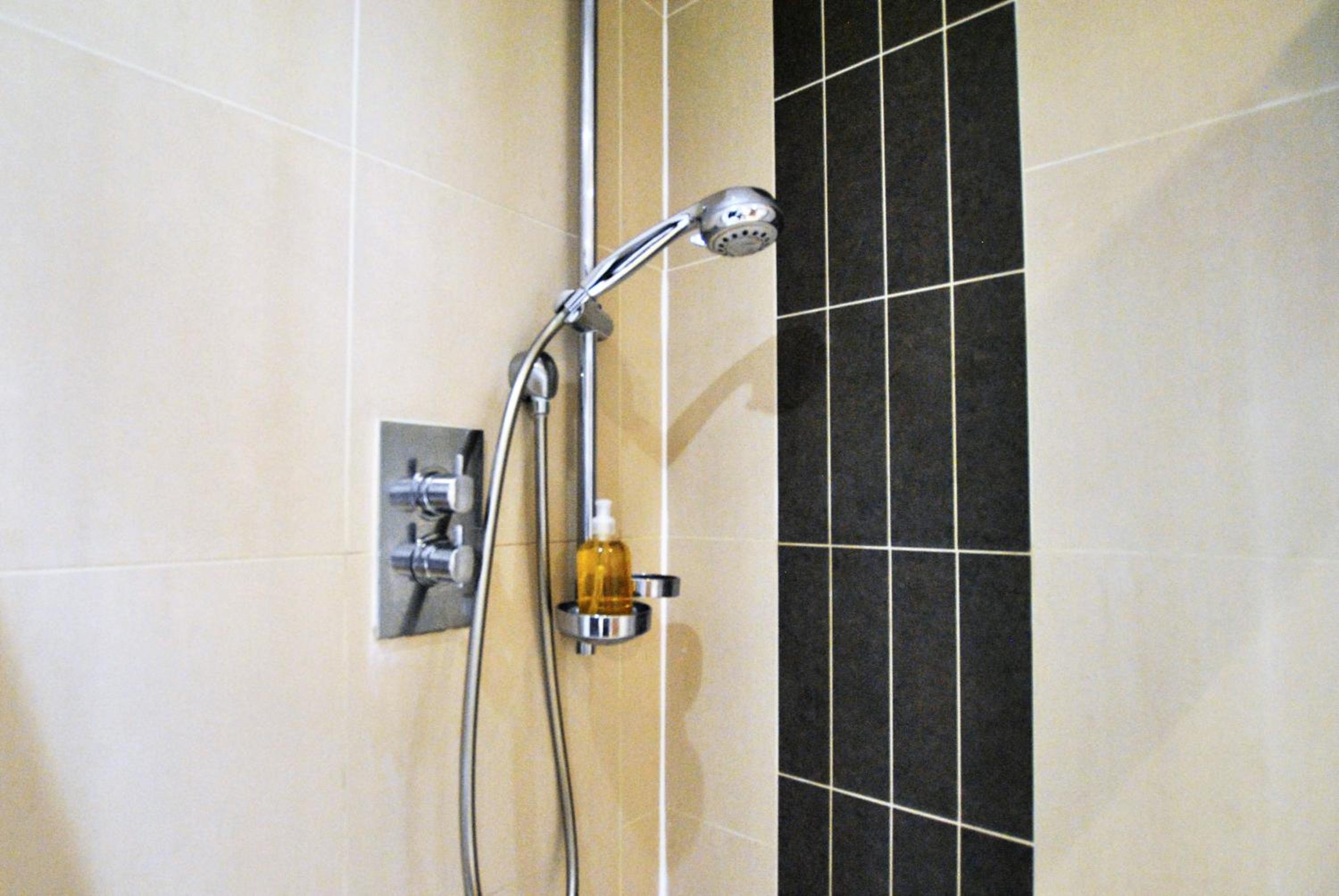 Spacious 2-Bedroom Apartment with Parking in Windsor 4LA by Accommodation Windsor