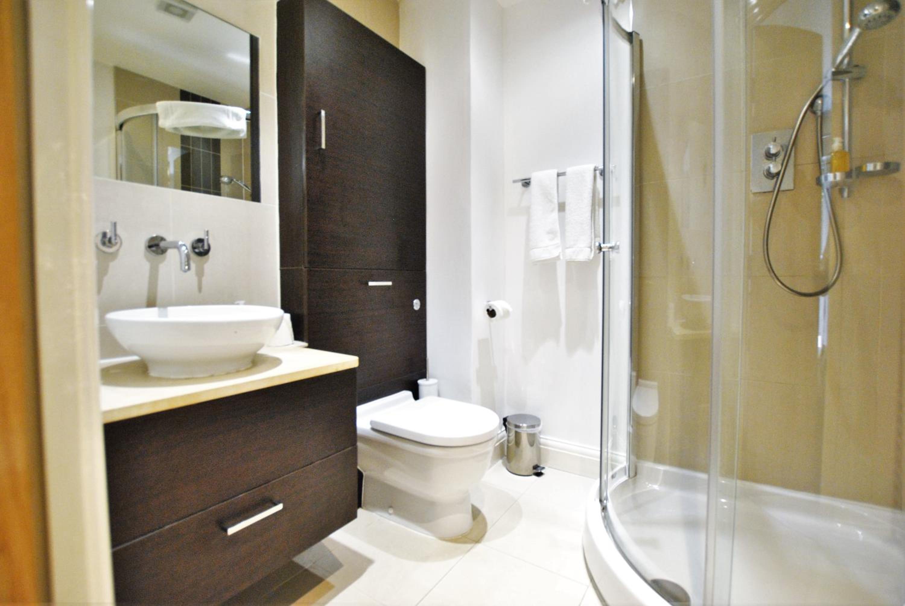 Spacious 2-Bedroom Apartment with Parking in Windsor 4LA by Accommodation Windsor