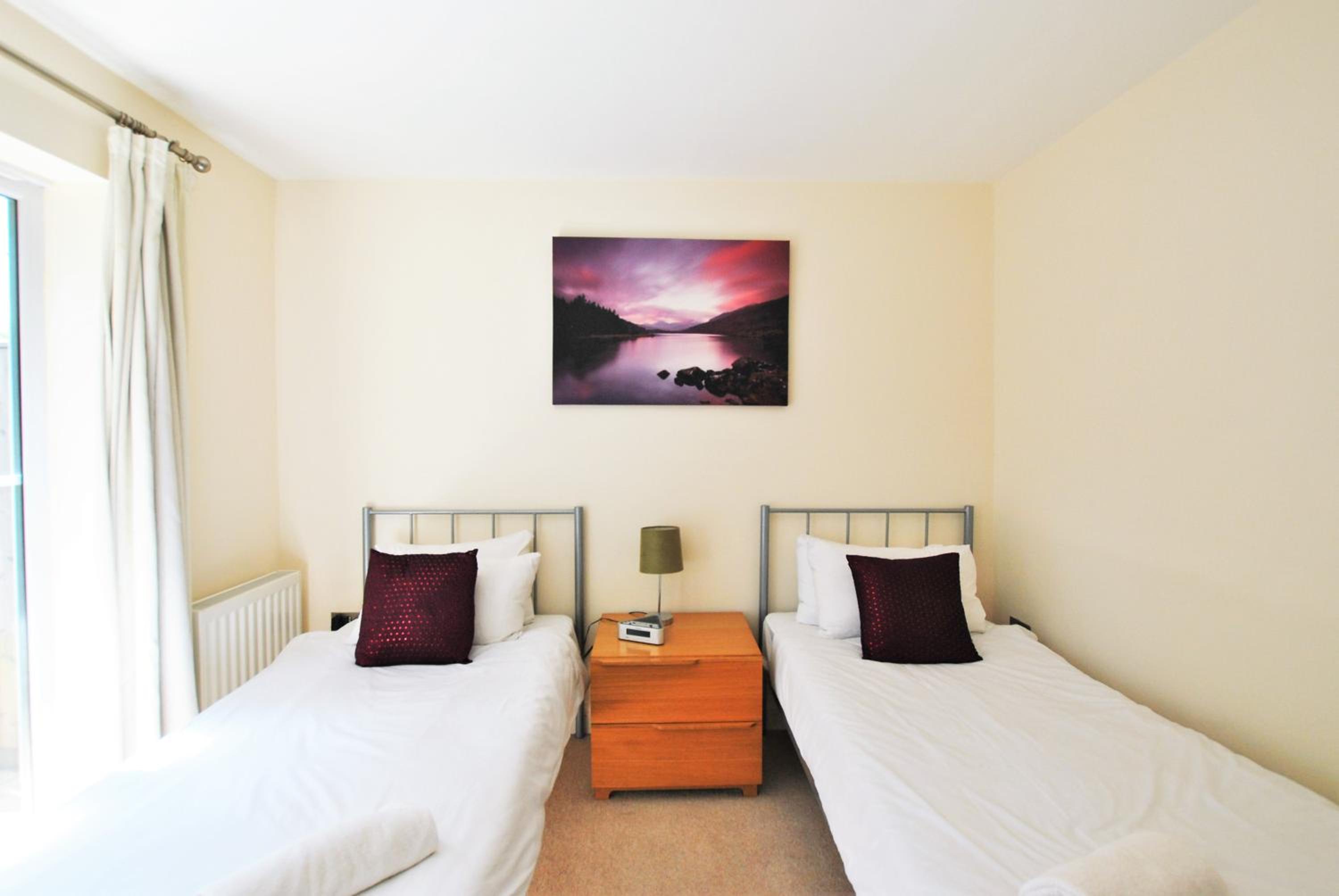 Spacious 2-Bedroom Apartment with Parking in Windsor 4LA by Accommodation Windsor