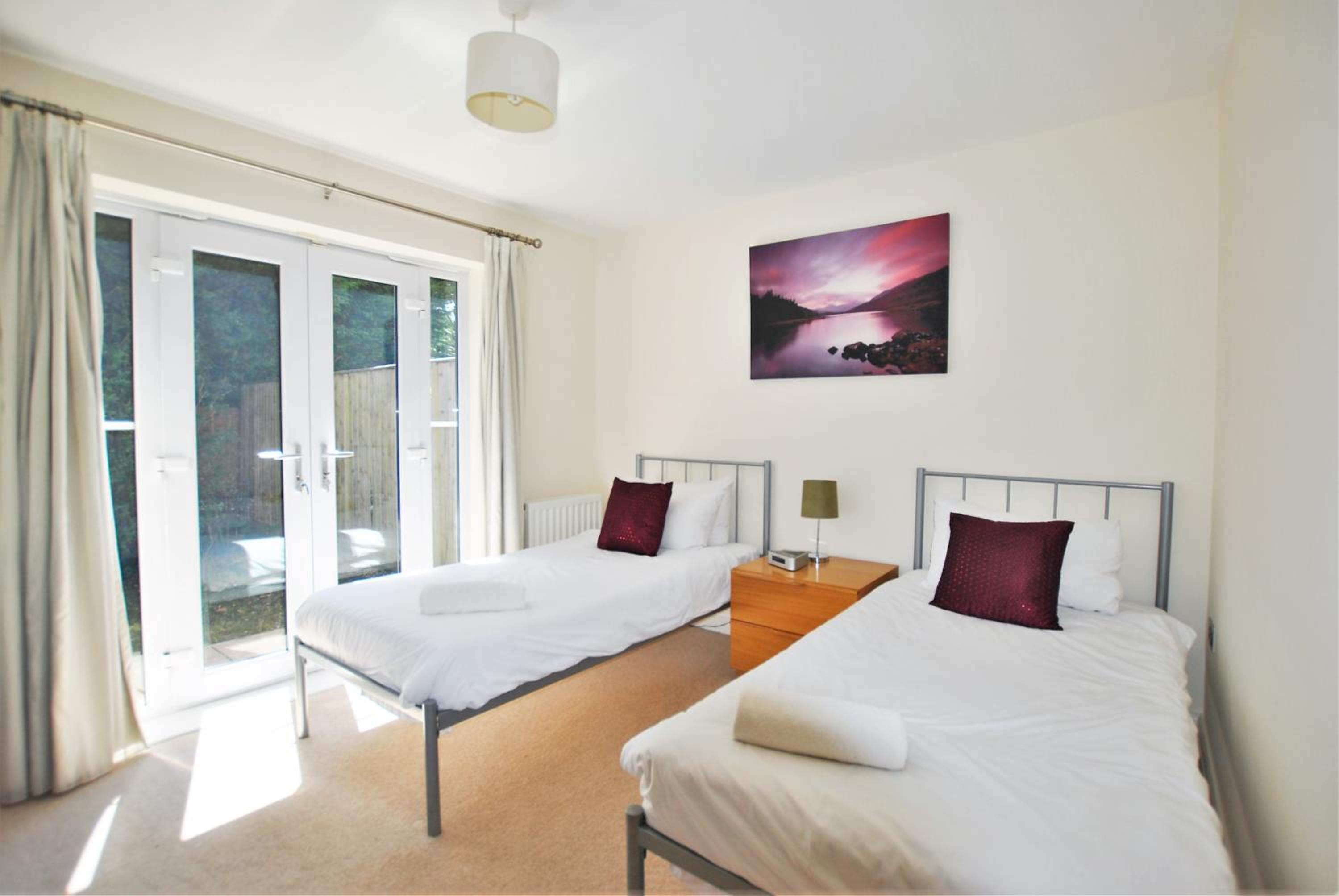 Spacious 2-Bedroom Apartment with Parking in Windsor 4LA by Accommodation Windsor