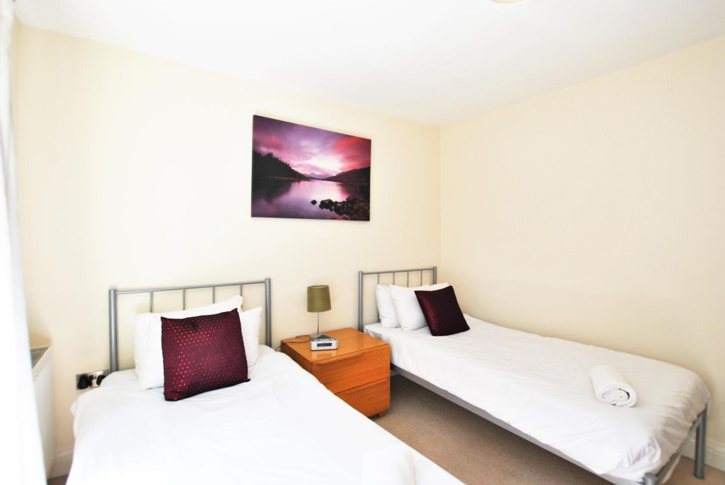 Spacious 2-Bedroom Apartment with Parking in Windsor 4LA by Accommodation Windsor