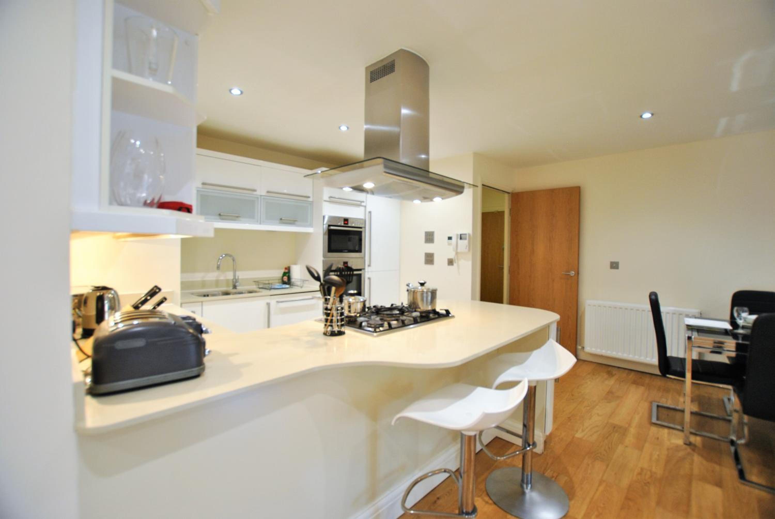 Spacious 2-Bedroom Apartment with Parking in Windsor 4LA by Accommodation Windsor