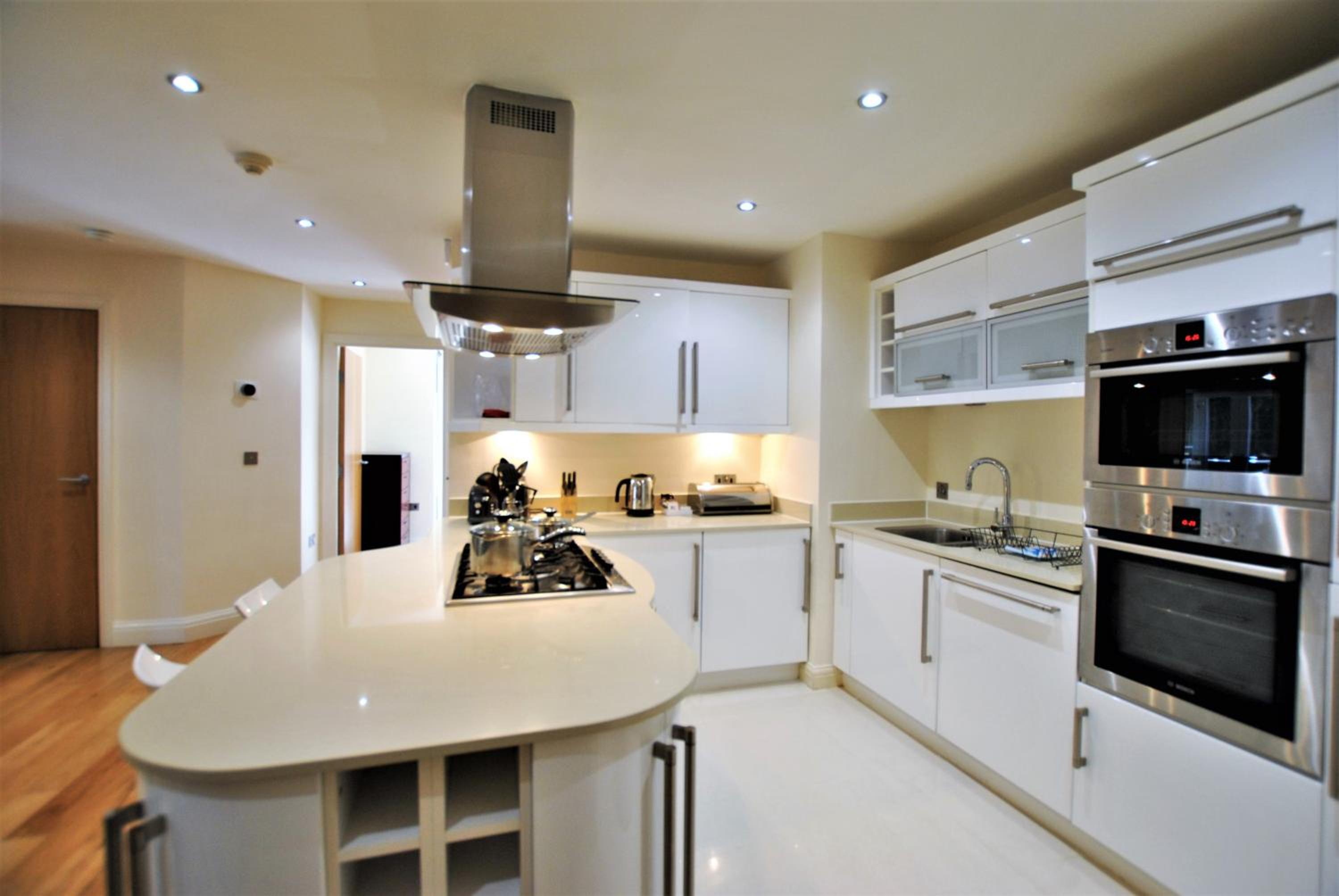 Spacious 2-Bedroom Apartment with Parking in Windsor 4LA by Accommodation Windsor