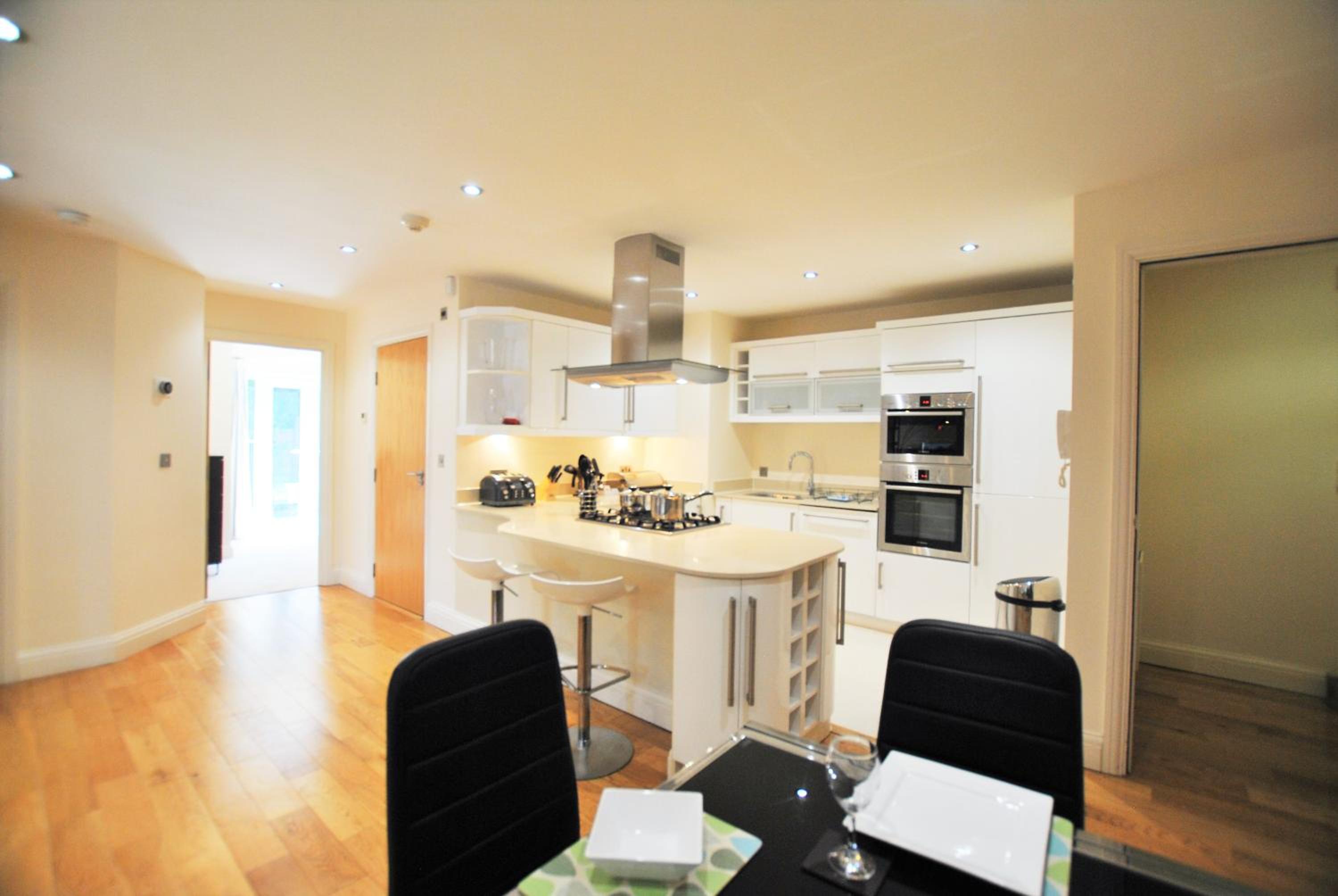 Spacious 2-Bedroom Apartment with Parking in Windsor 4LA by Accommodation Windsor
