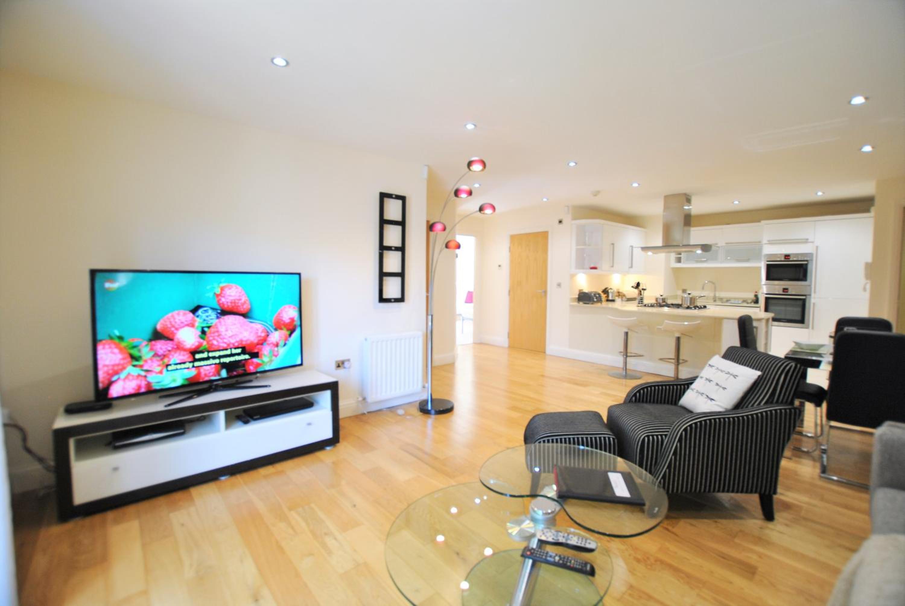 Spacious 2-Bedroom Apartment with Parking in Windsor 4LA by Accommodation Windsor