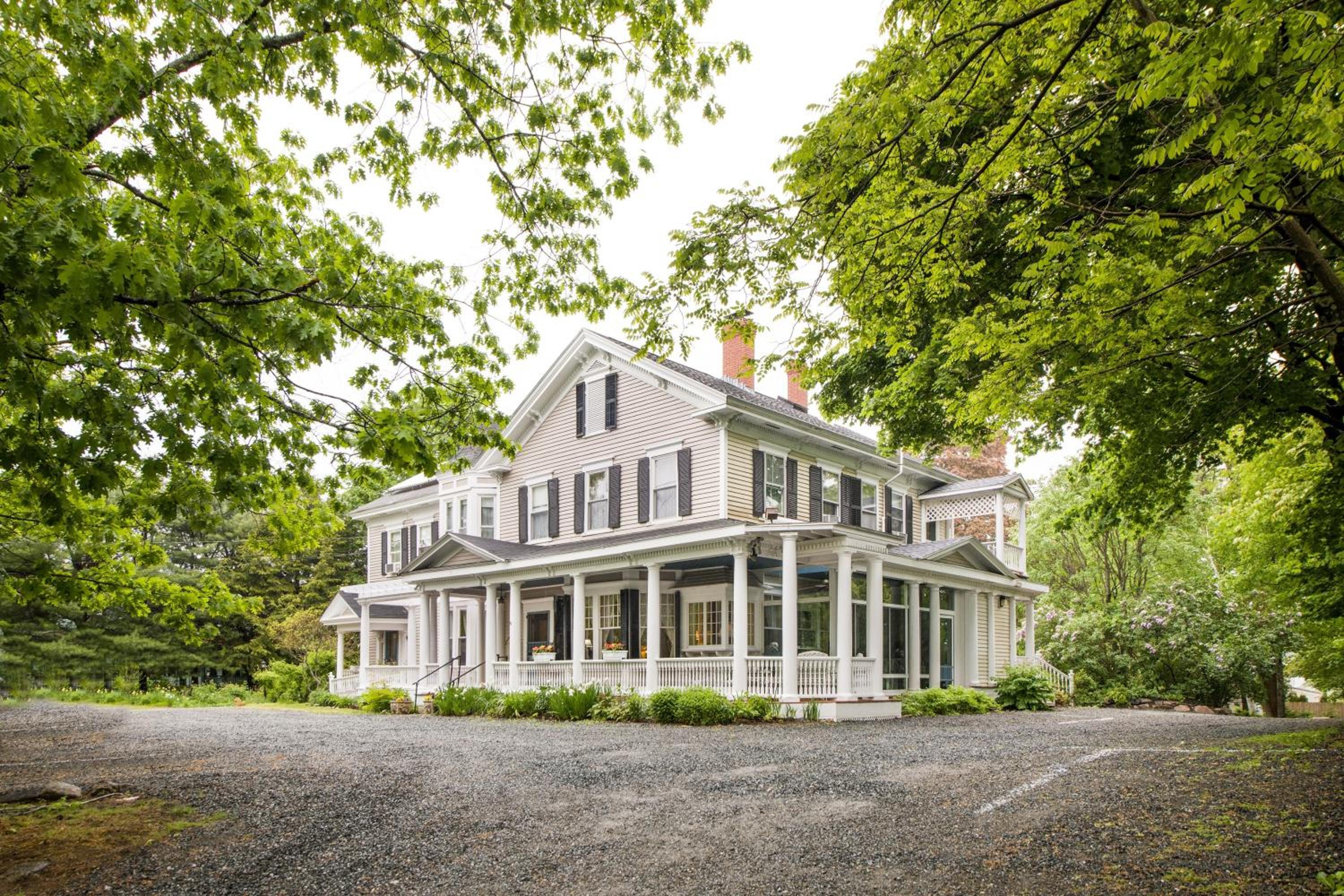 Hotel Mira Monte Inn & Suites