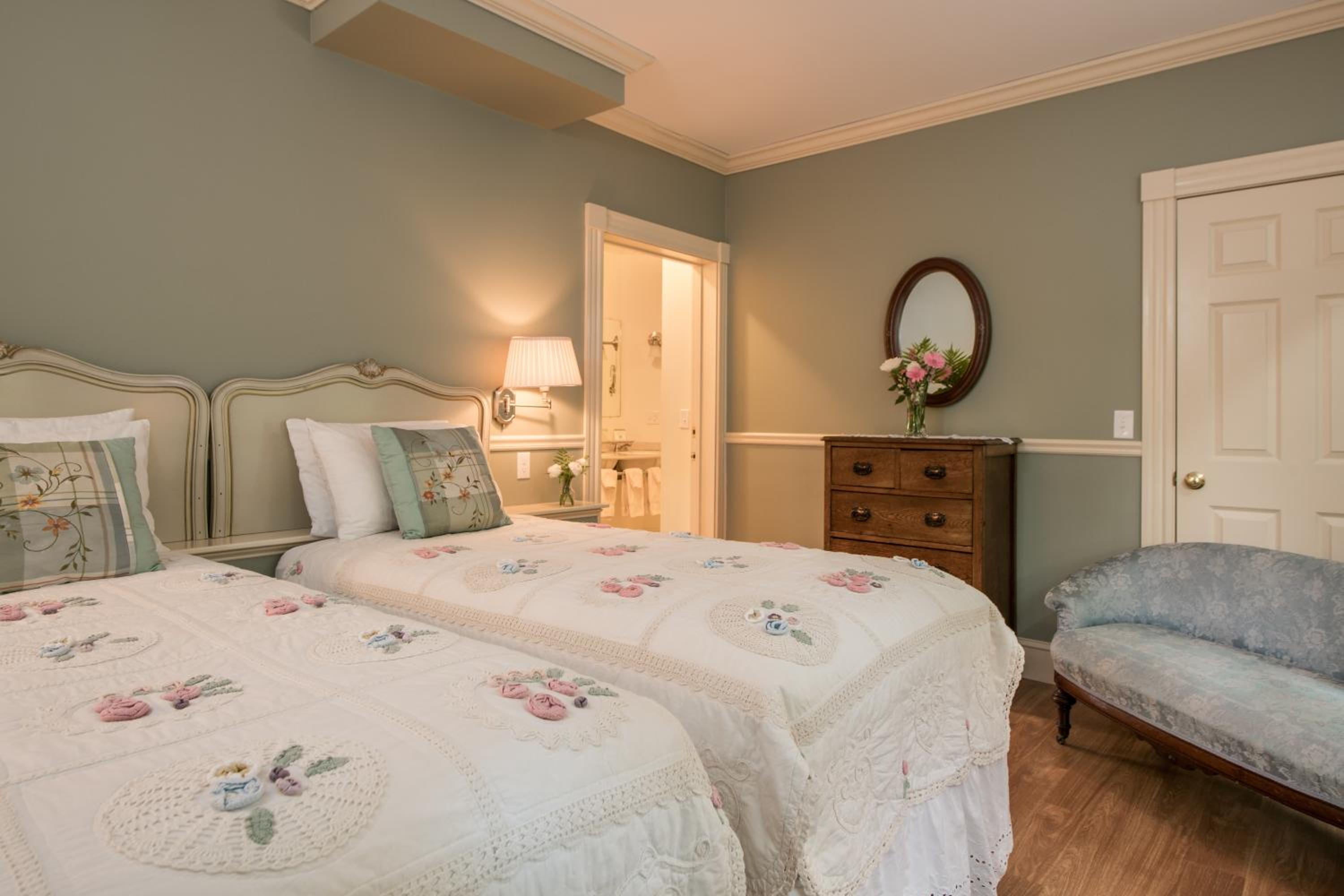 Mira Monte Inn & Suites