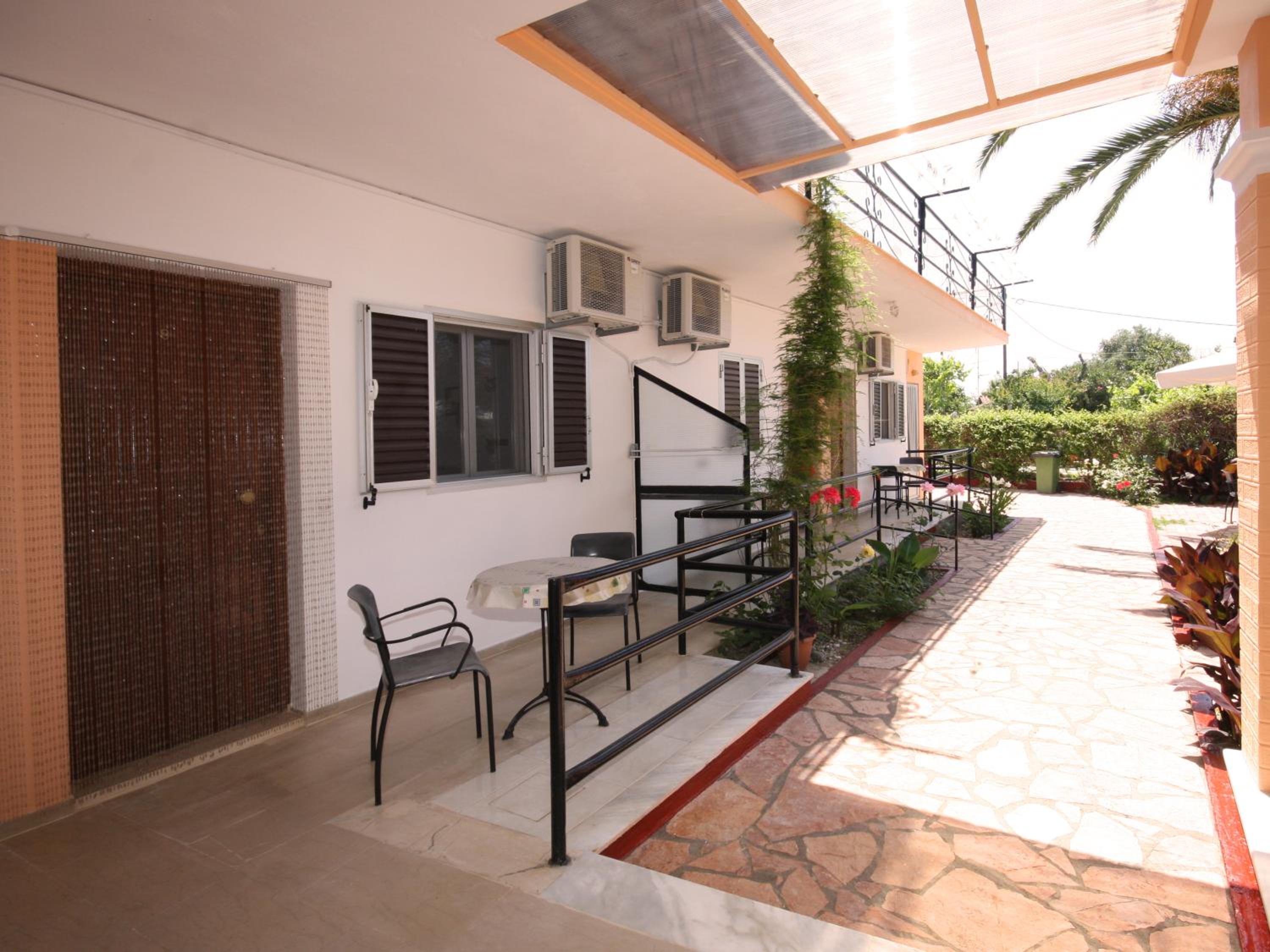 Kostas Apartments & studios