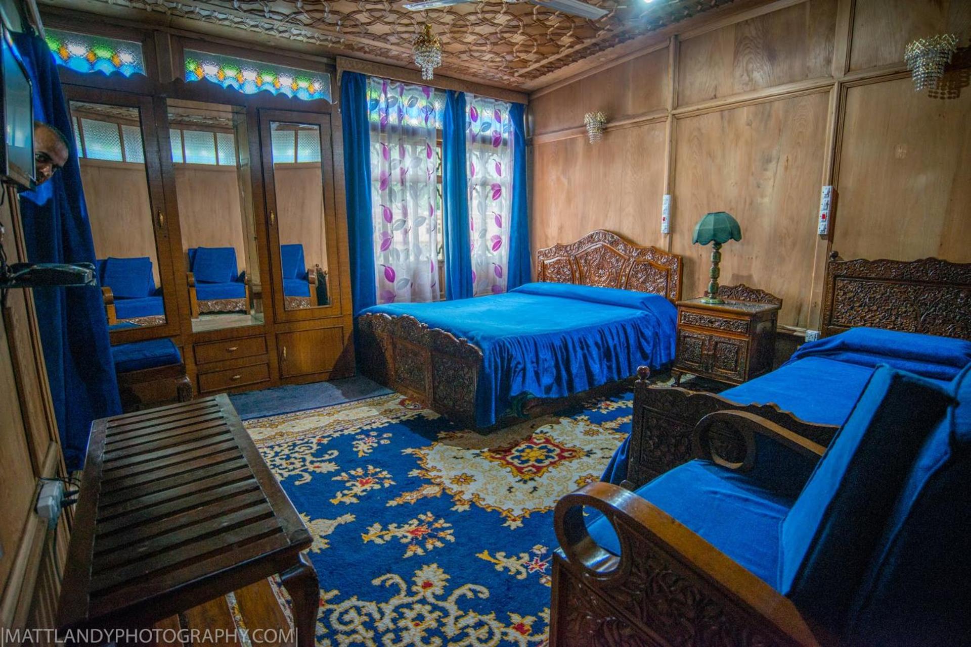 Young Beauty Star Houseboat view 3