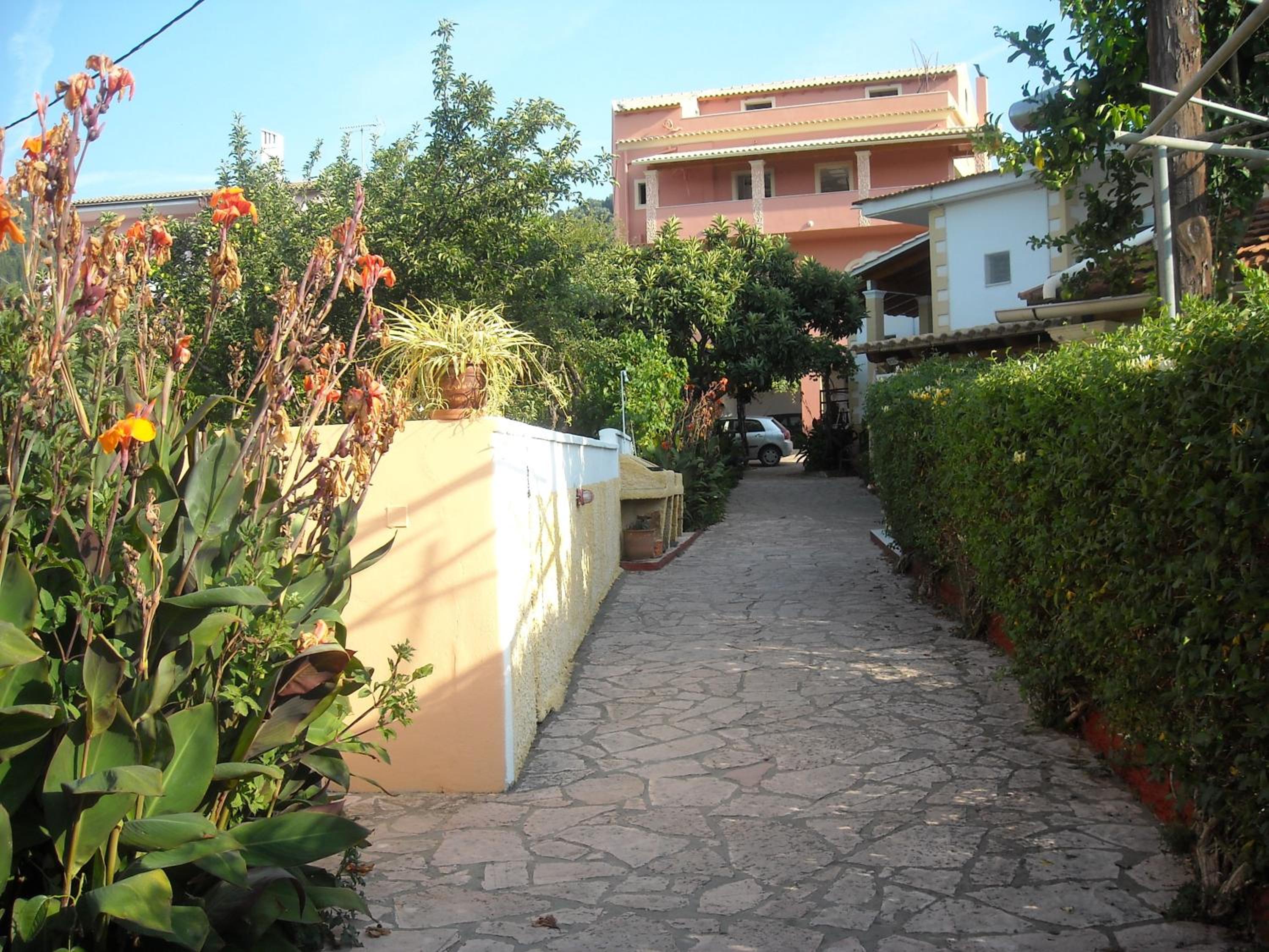Kostas Apartments & studios