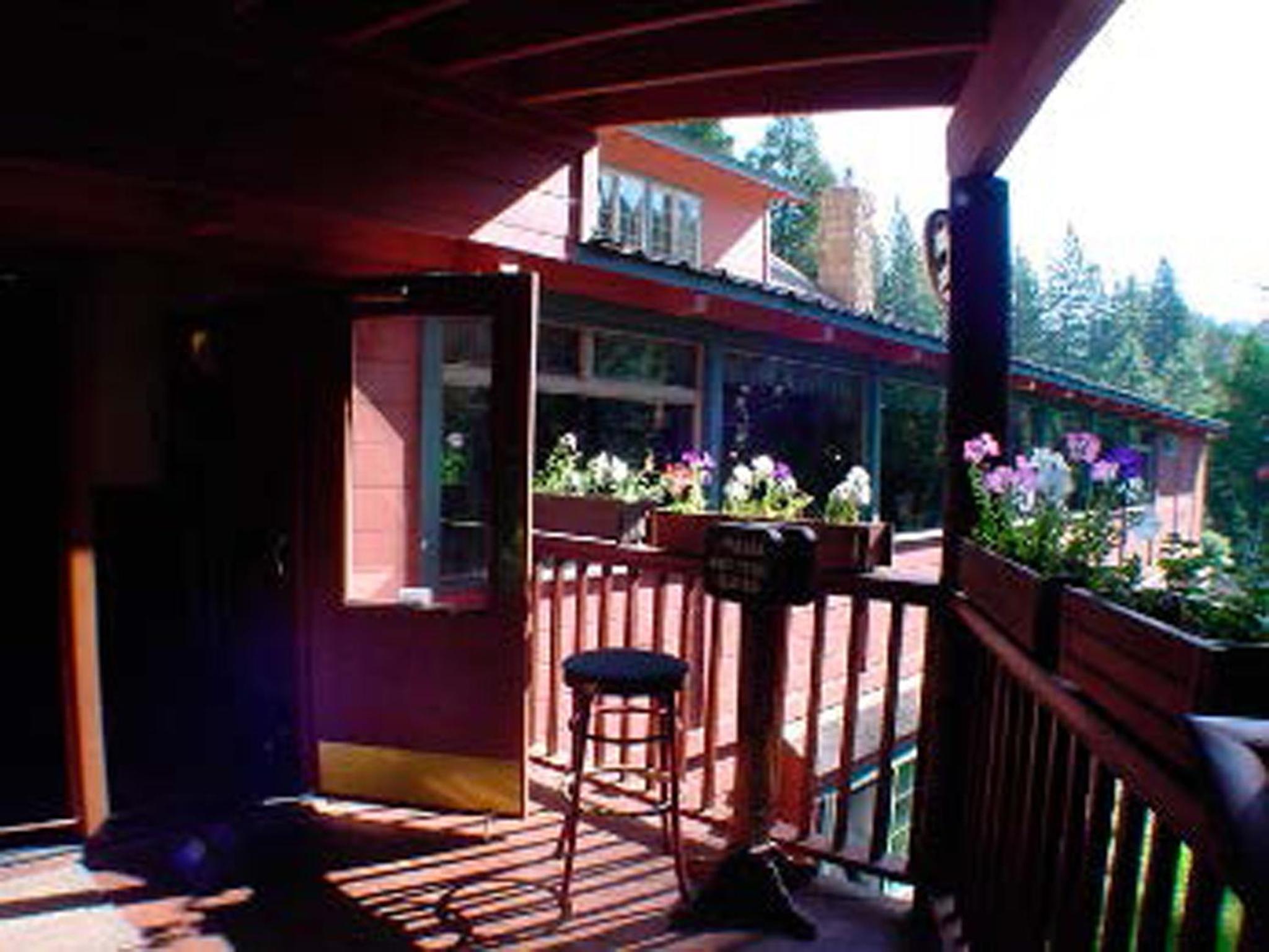 StrawberryInn River Front Resort