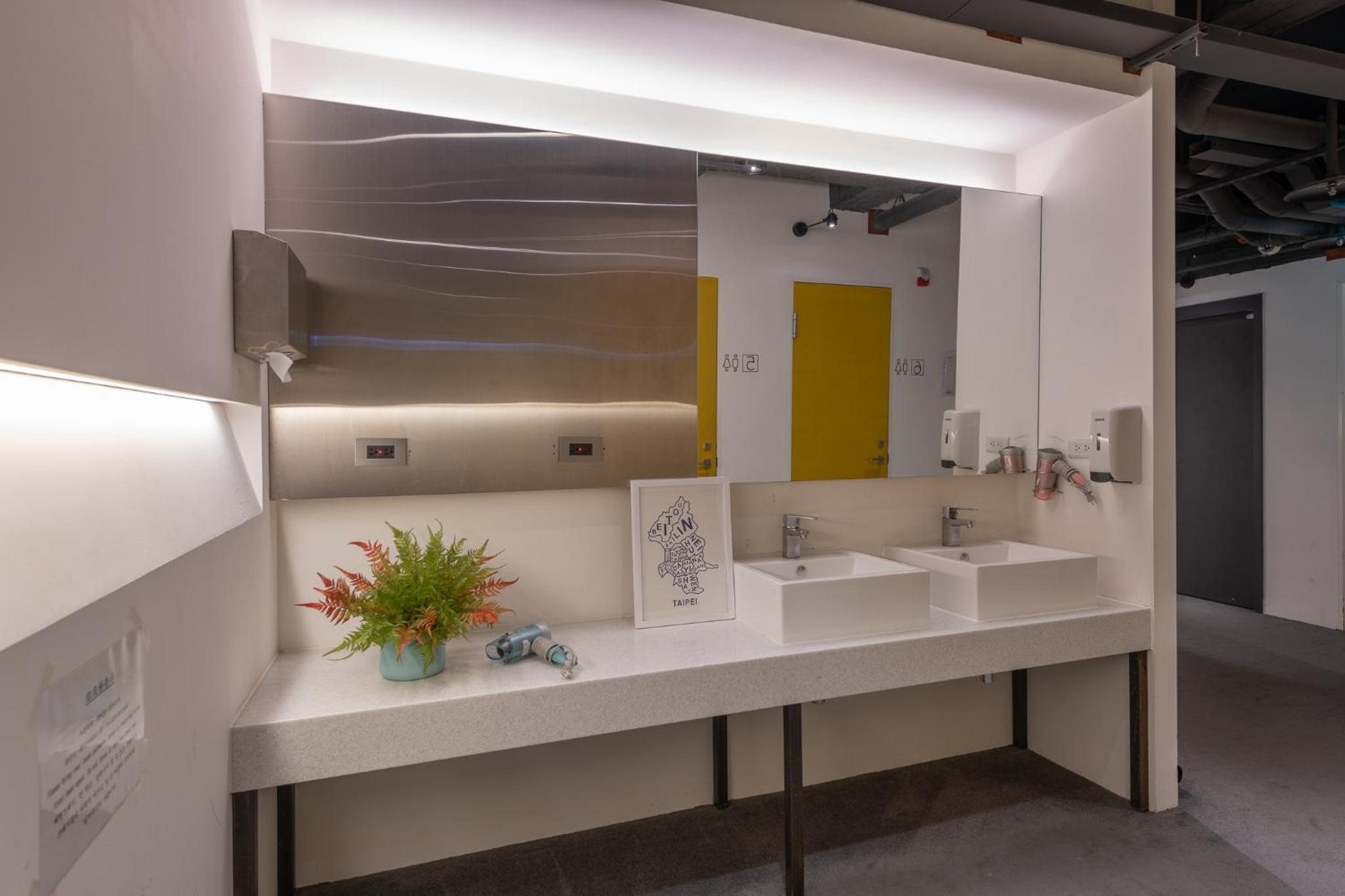 Bouti City Capsule Inn
