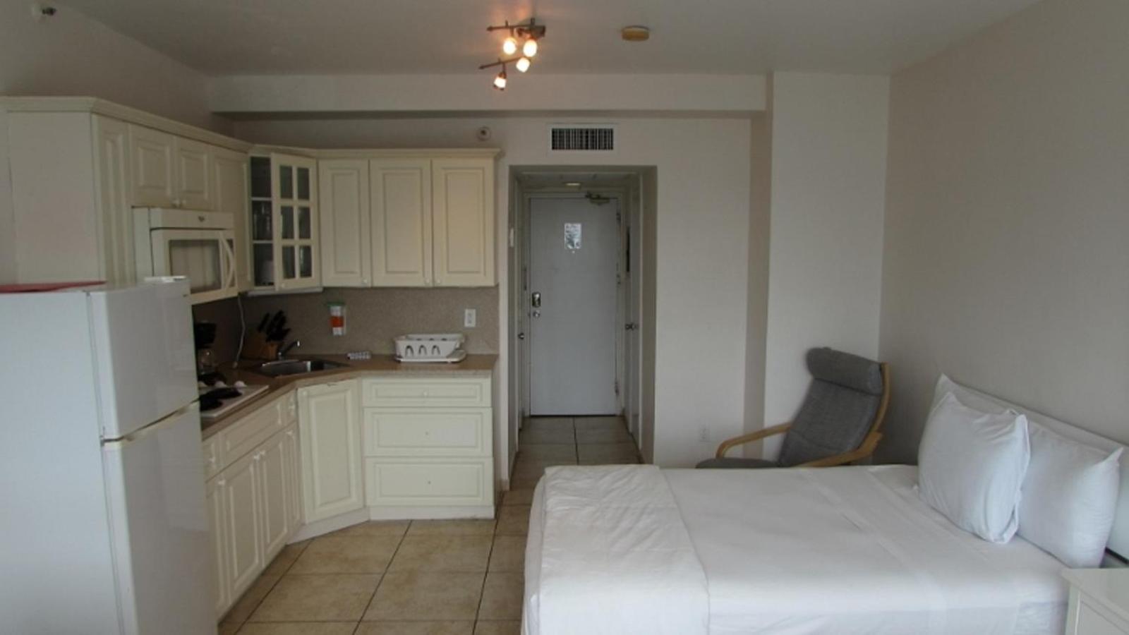 Ocean Front Casablanca Studios with FULL KITCHENS & Beach access By BL Rentals