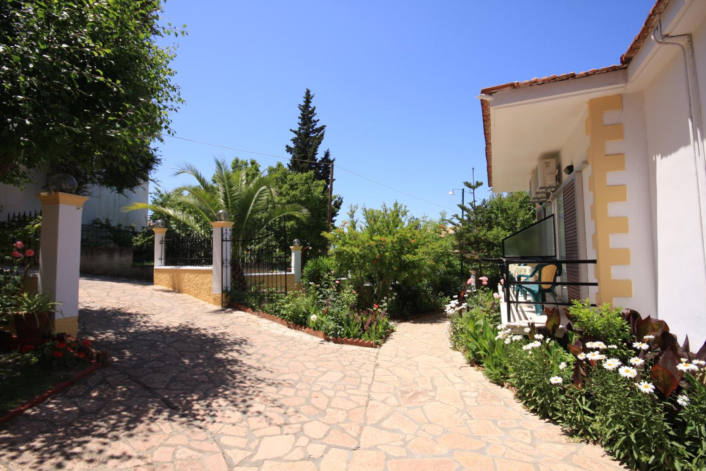 Kostas Apartments & studios
