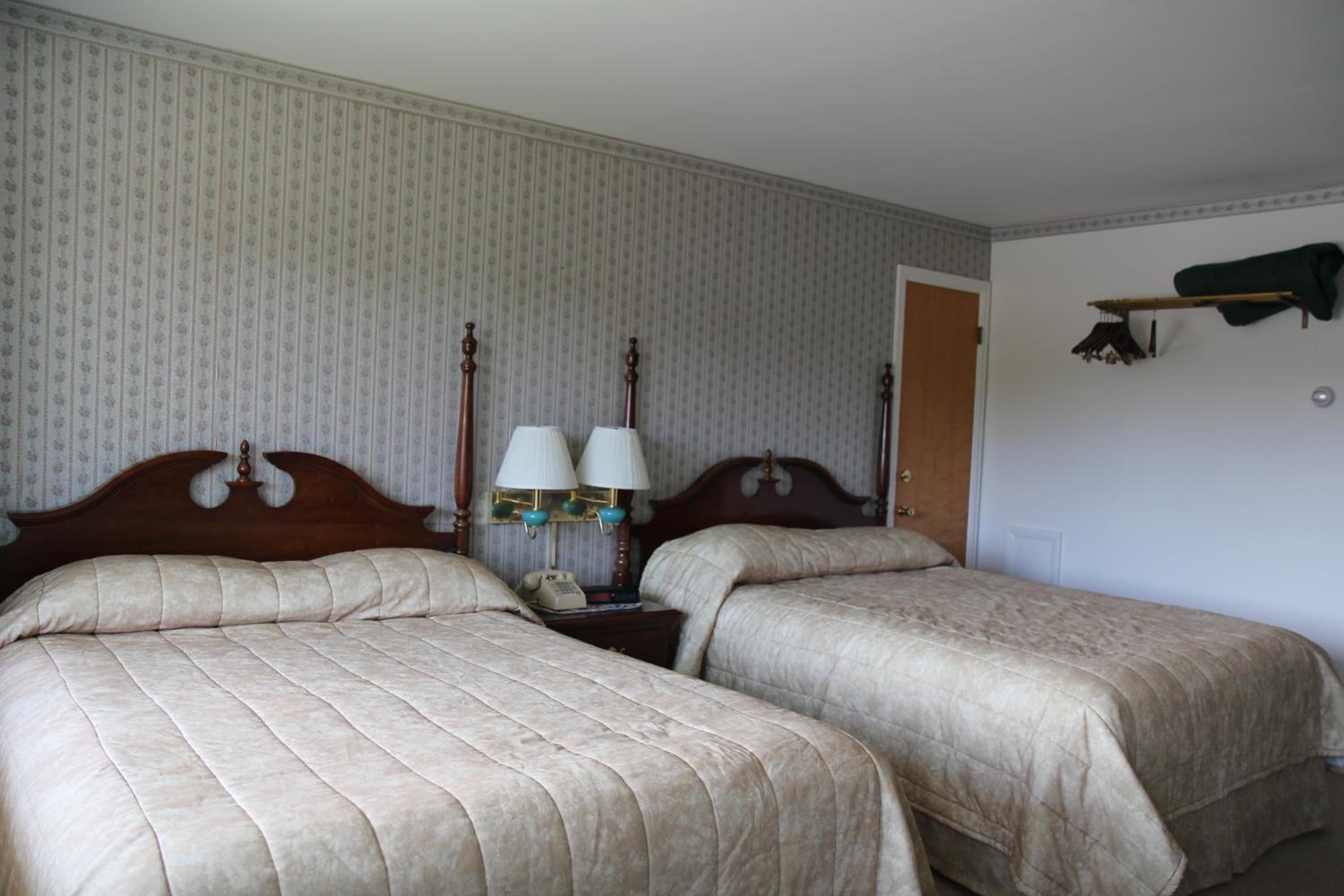 Sara Placid Inn & Suites